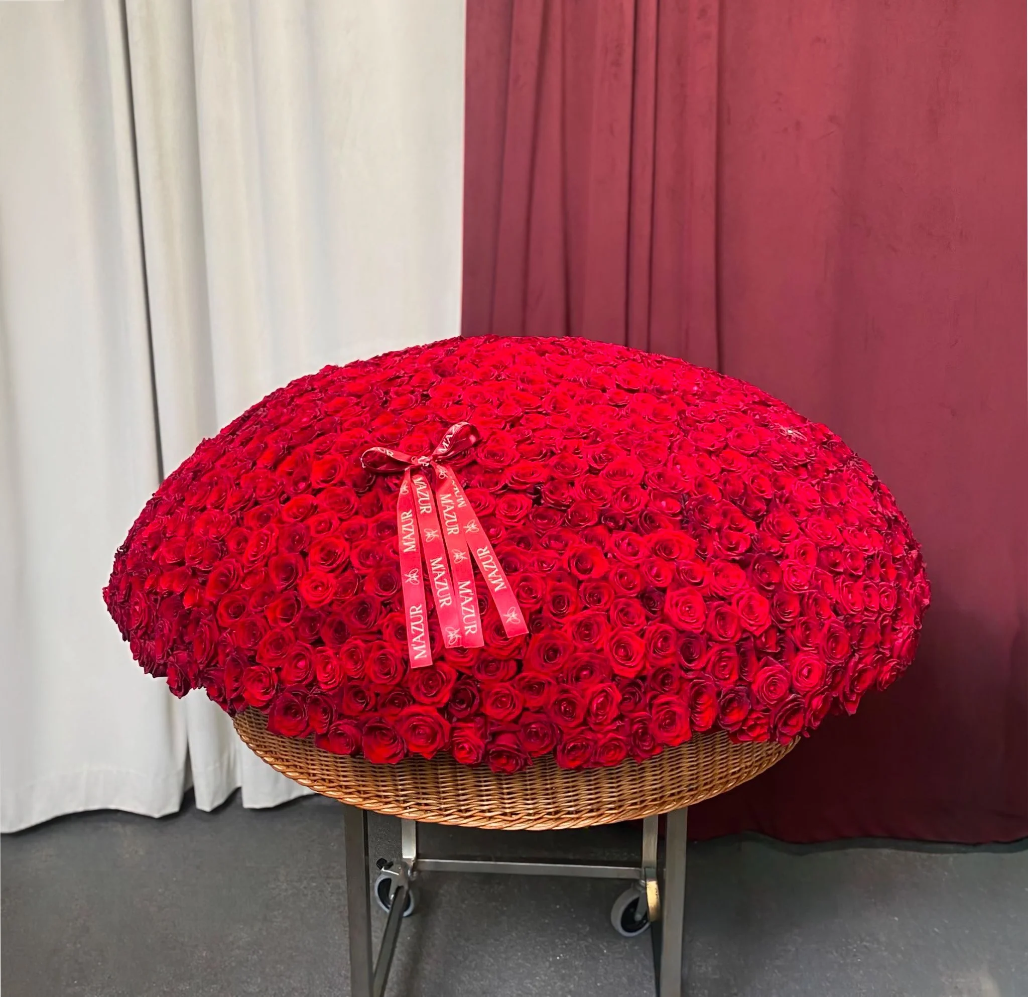 1000 red roses in a basket