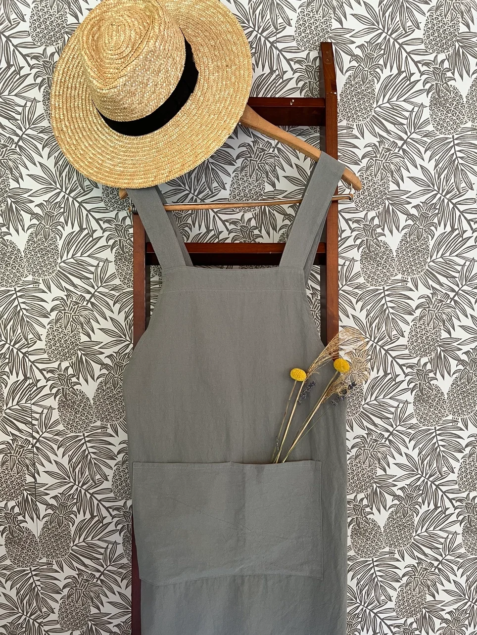 gray apron.webp