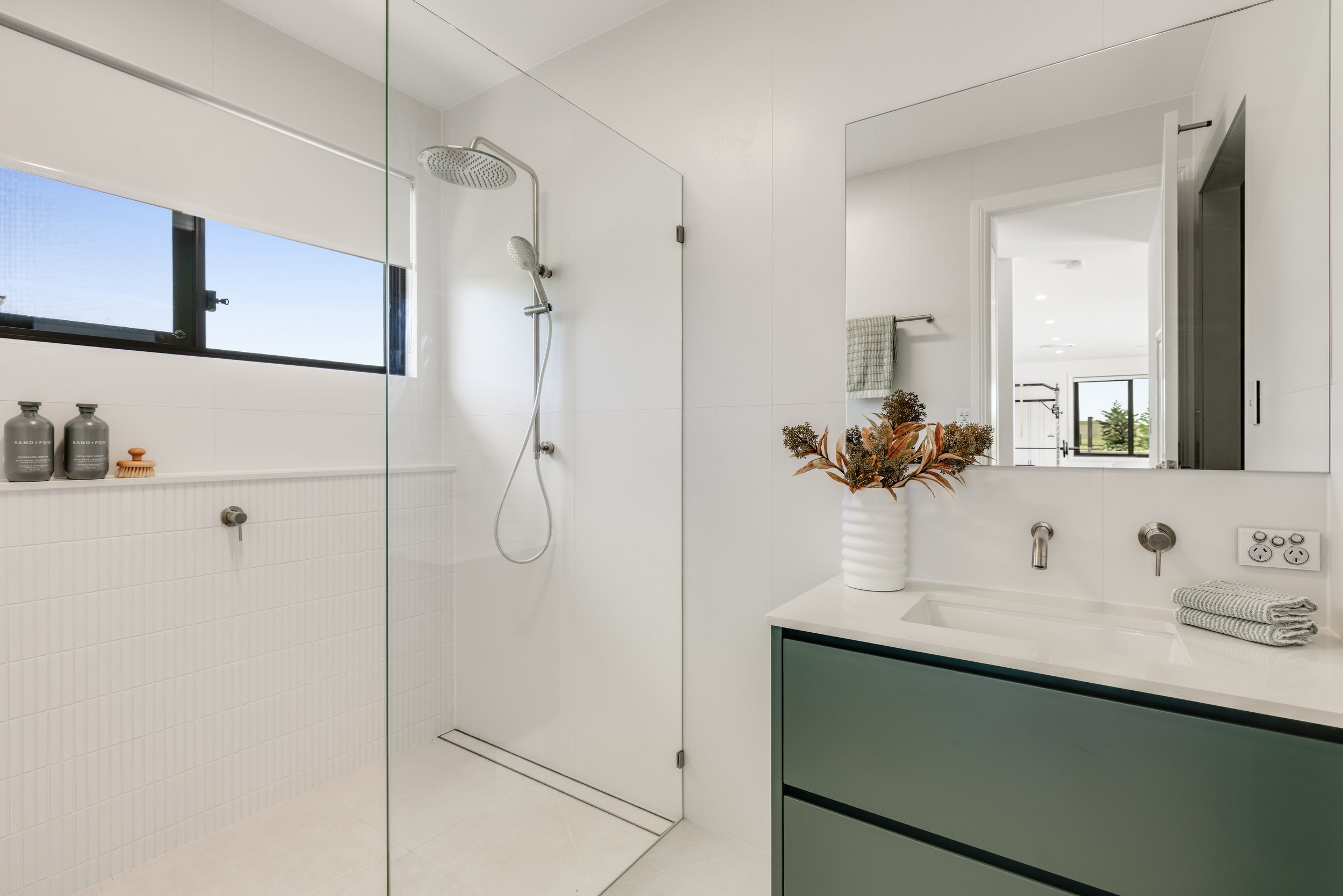 PoolHouseBATH_PrestonHouse_Designandco.jpg