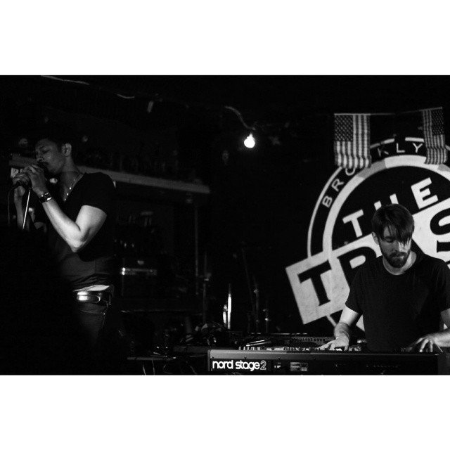 Disparition performing with Henny Hendrix at the now defunct Trash Bar in Brooklyn, 2016