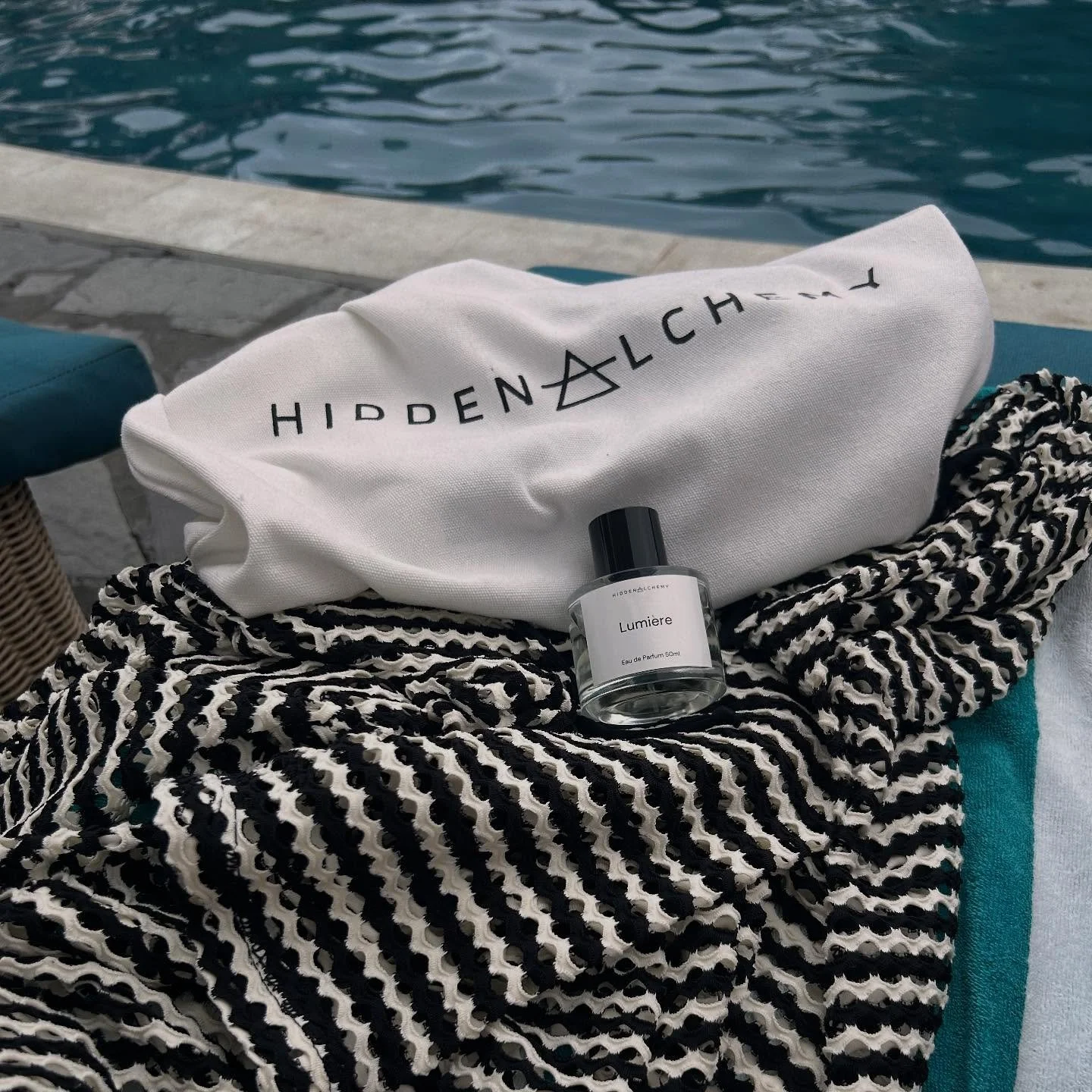 A girl. A Fijian island. Poolside glow.
Perfume that smells like endless summer.
Resort wear made for golden days.
Really—what more could you ask for?πΈποΈ