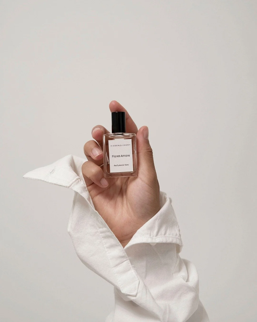 𝘞𝘦𝘦𝘬𝘦𝘯𝘥 𝘮𝘰𝘰𝘥: 𝘴𝘭𝘰𝘸 𝘴𝘵𝘢𝘳𝘵𝘴, 𝘤𝘭𝘦𝘢𝘯 𝘭𝘪𝘯𝘦𝘯, 𝘢𝘯𝘥 𝘢 𝘴𝘤𝘦𝘯𝘵 𝘵𝘩𝘢𝘵 𝘧𝘦𝘦𝘭𝘴 𝘦𝘢𝘴𝘺.
Flores Amore, worn lightly.

Shop the scent and experience mood.