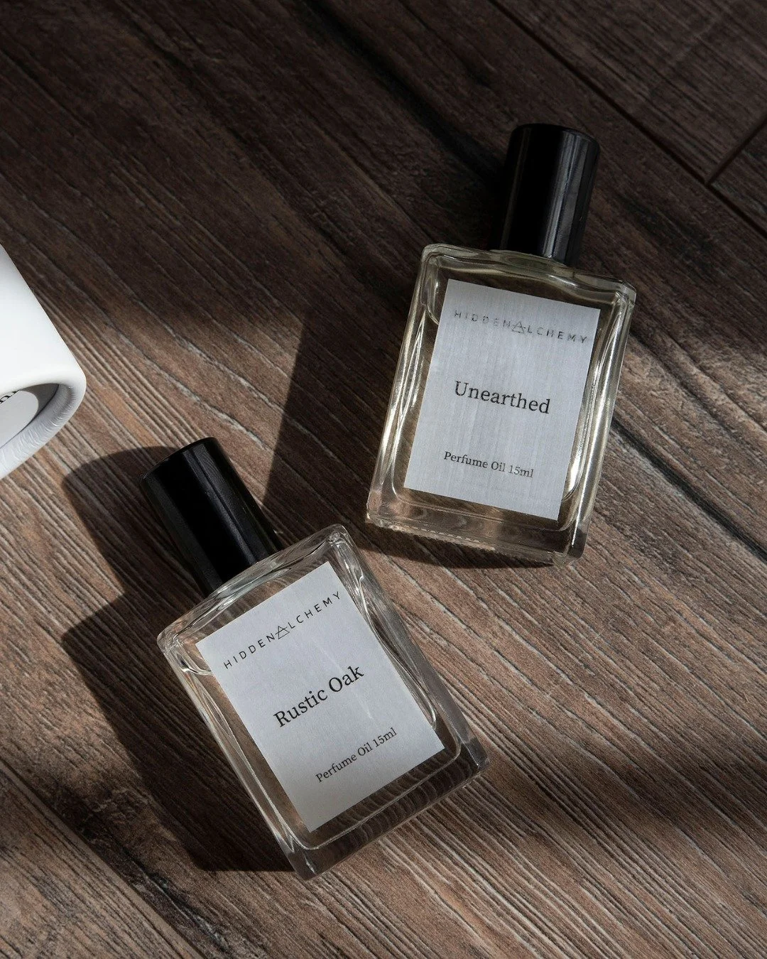 𝗦𝗰𝗲𝗻𝘁 𝗧𝗶𝗽: 𝗪𝗮𝗿𝗺 𝘄𝗼𝗼𝗱𝘀 𝘄𝗲𝗮𝗿 𝗯𝗲𝘀𝘁 𝘄𝗵𝗲𝗻 𝗮𝗽𝗽𝗹𝗶𝗲𝗱 𝘀𝗽𝗮𝗿𝗶𝗻𝗴𝗹𝘆.
Let the scent build naturally as your skin warms.

Rustic Oak or Unearthed, find your favourite.