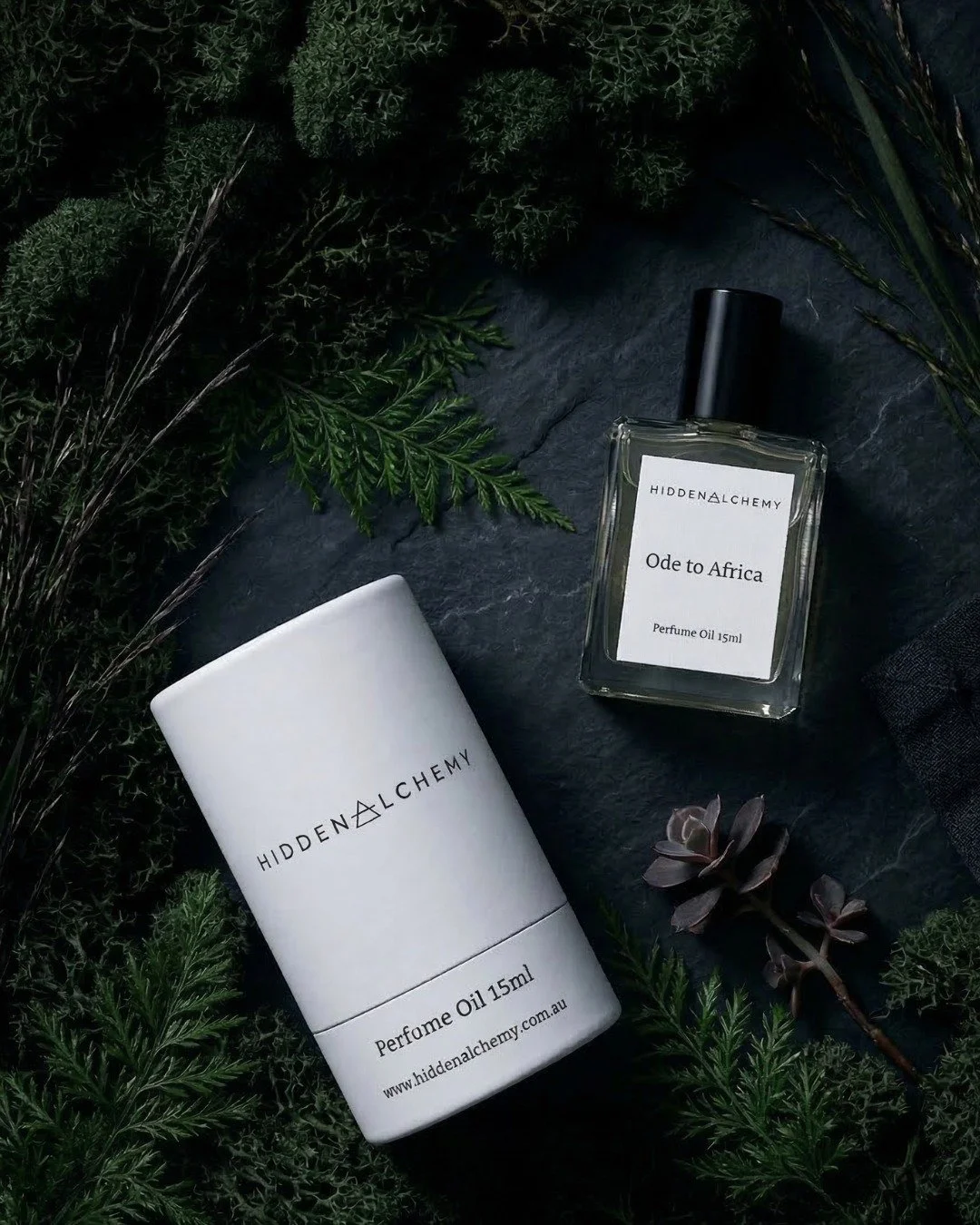 Inspired by nature, worn on skin.
Ode to Africa carries warmth, wood, and quiet intensity.