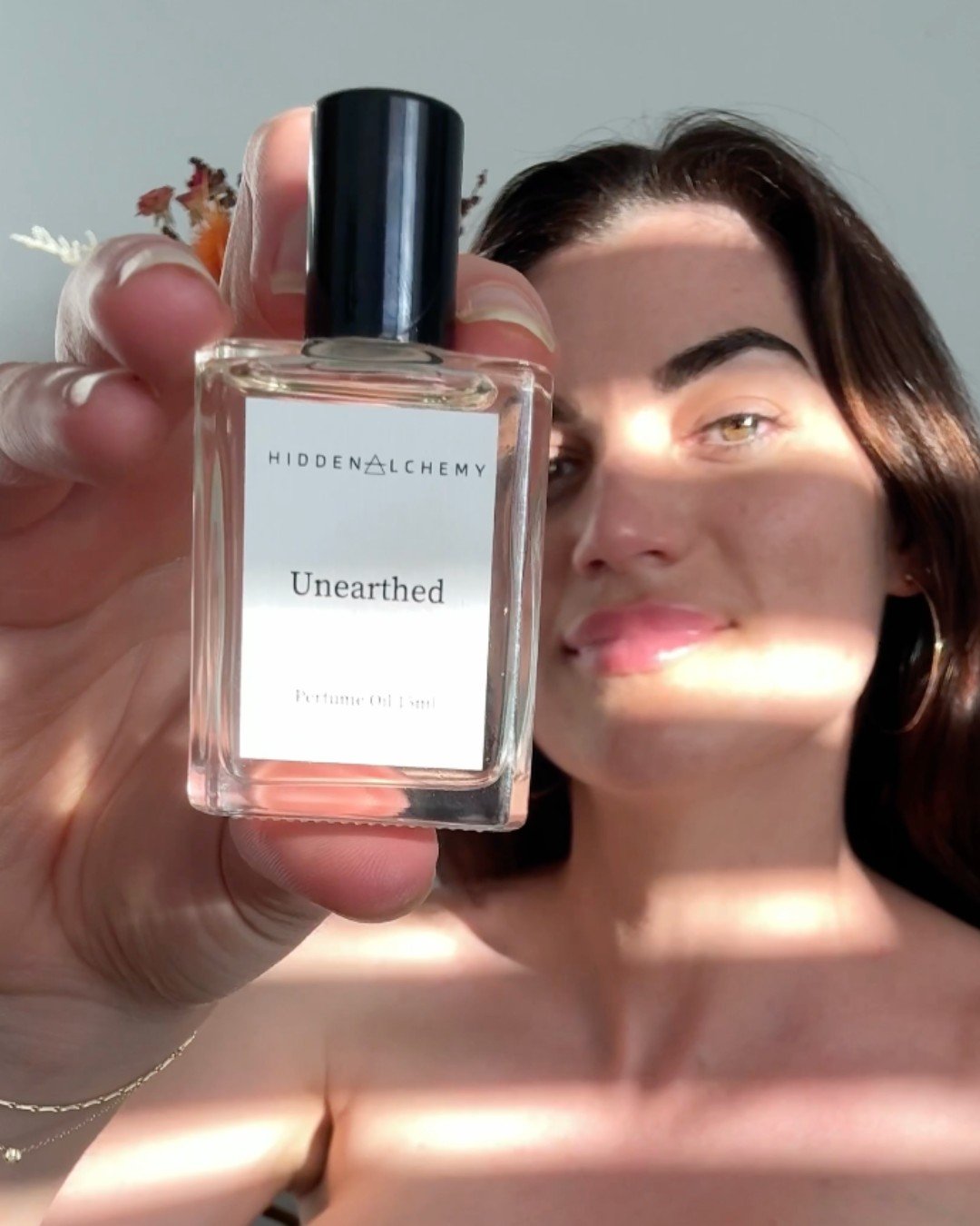 She doesn't chase attention.
She just walks in wearing Unearthed and lets everyone else figure it out. 🖤

#australianperfume #scentoftheday #chypreperfume #luxuryperfume #veganperfume