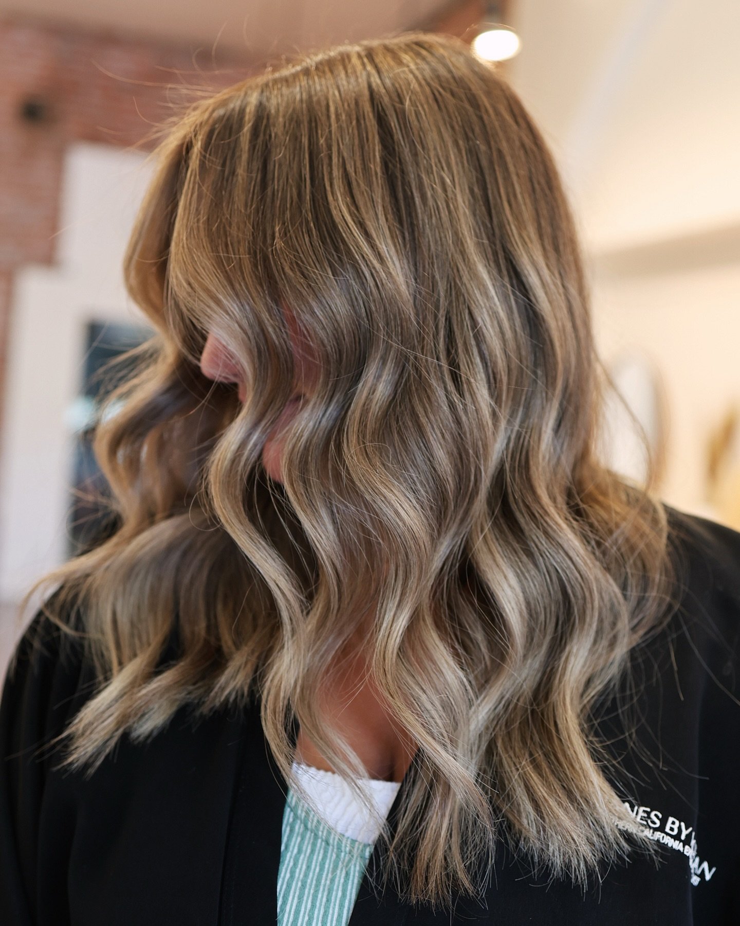 Fresh, dimensional, and made to last 💁🏼&zwj;♀️
We deepened and softened this color just enough to keep the grow-out low maintenance (because this hard-working momma has things to do), while still keeping the brightness around her face. Every tone w