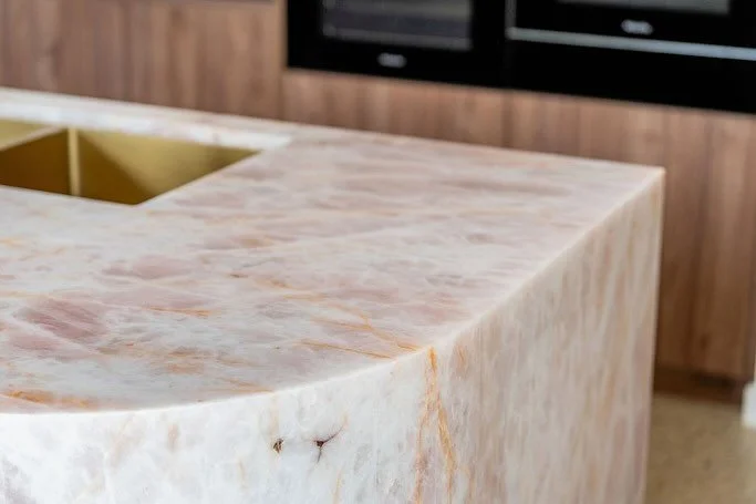It&rsquo;s all in the details

Another moment for this project in Pink Cristallo Quartzite 👏🏼👏🏼👏🏼👏🏼

🩷🩷🩷

#quartzite 
#stonemasonsofinstagram 
#naturalstone 
#designinspiration 
#chefskiss