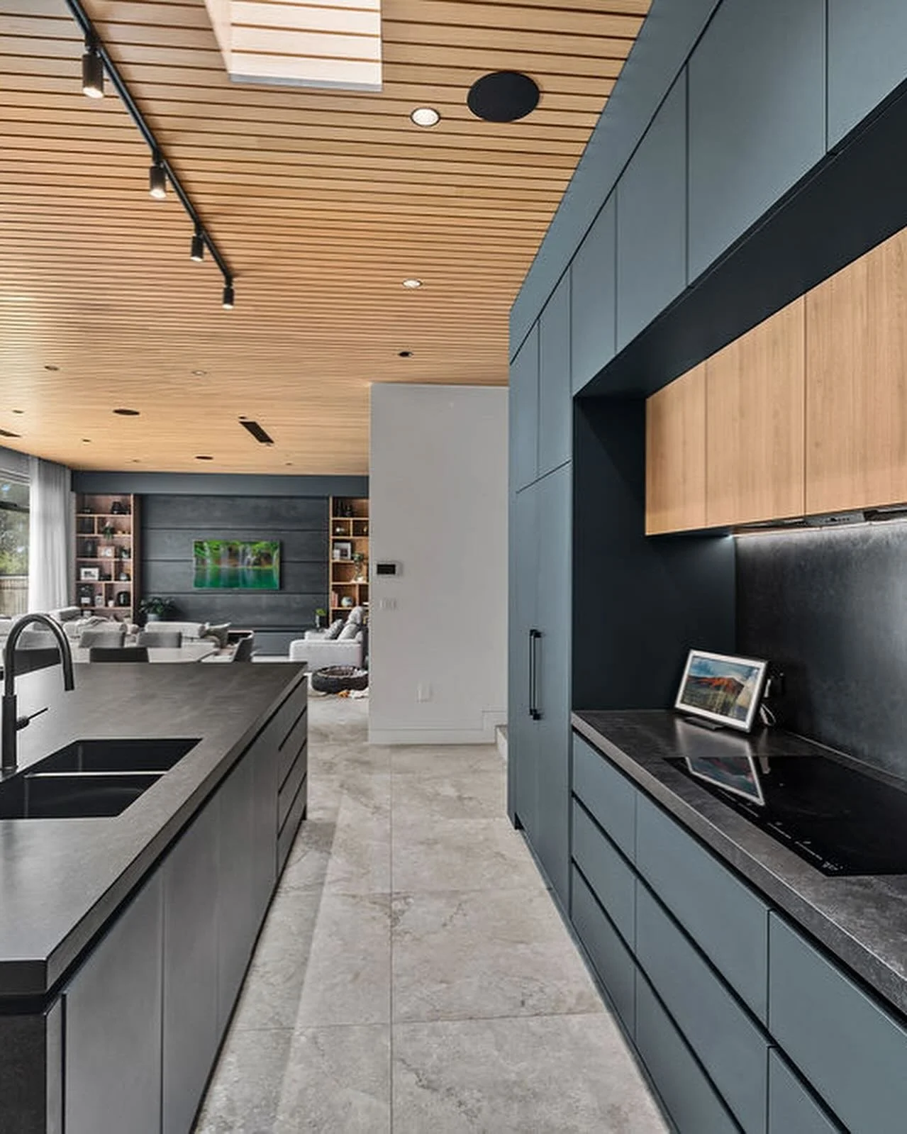 Black Tempal from @caesarstoneau is a bold choice. This project is a masterclass in softening the dark industrial tone of the stone. 

By pairing with the inviting warmth of the honey toned timber panelled ceiling, there is a harmonious balance, resu
