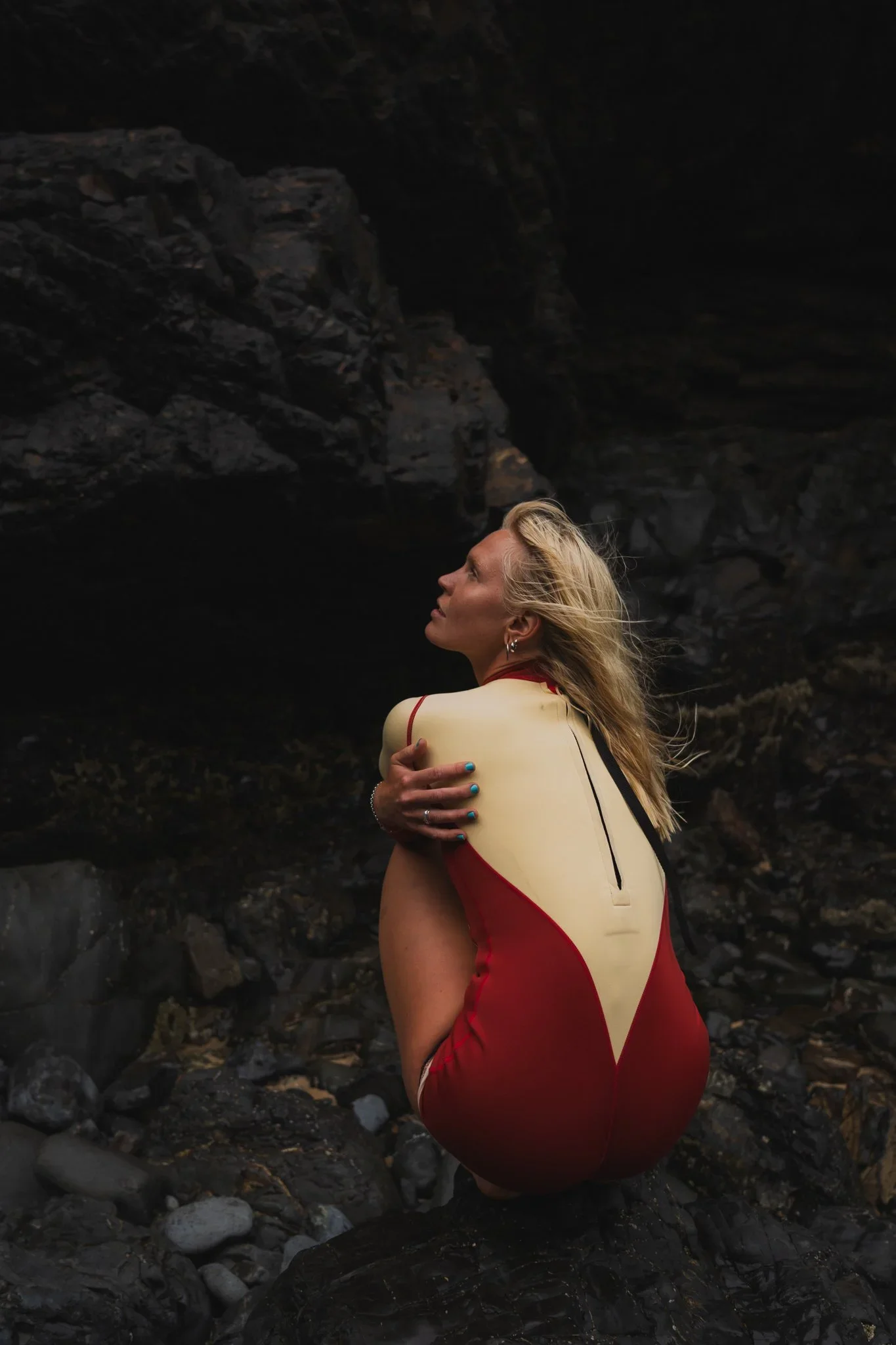 atmosea-sonja-vahasaari-wetsuit-swim-campaign-04.jpg.webp