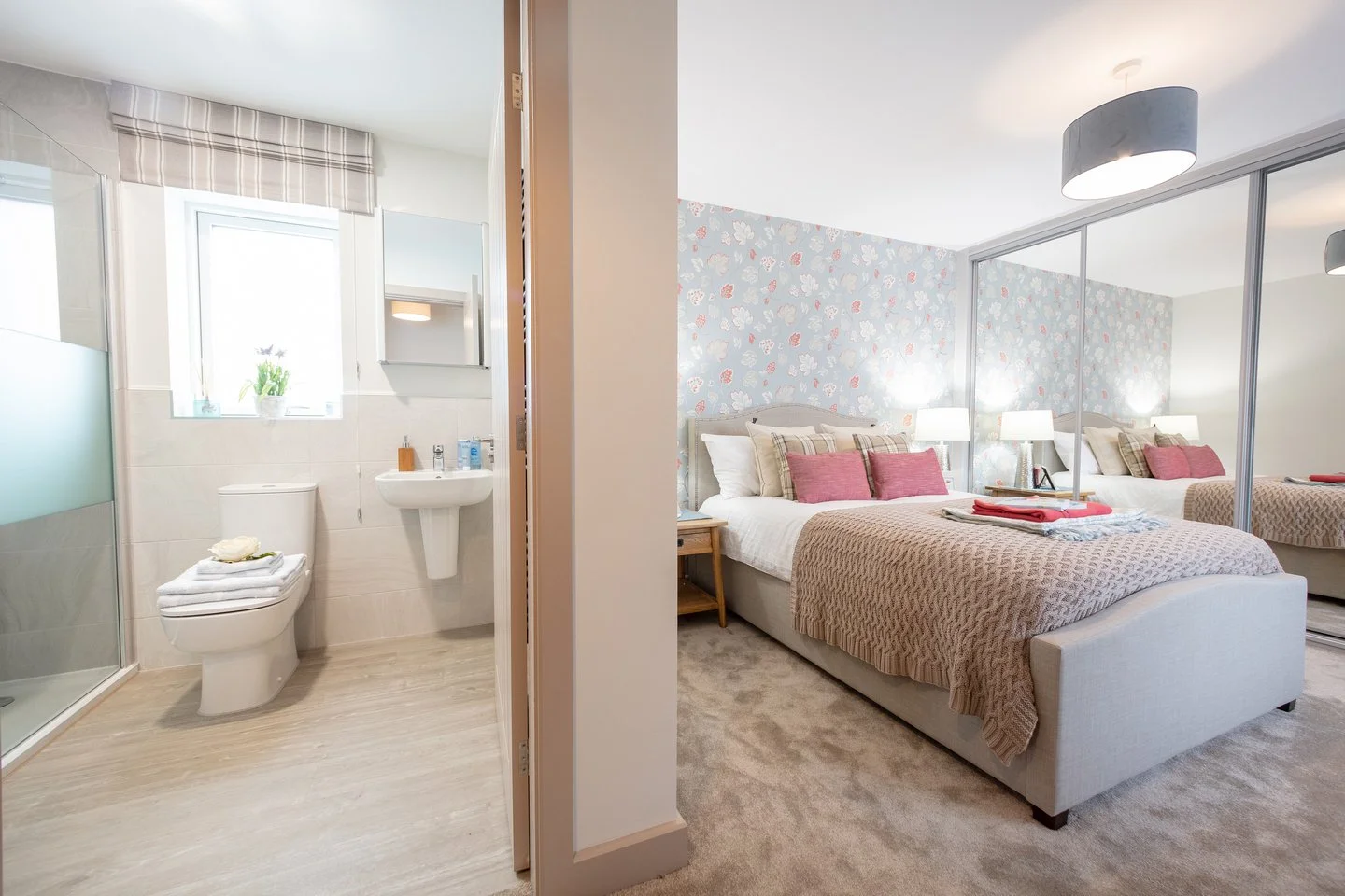 Bed 1 + ensuite.JPG