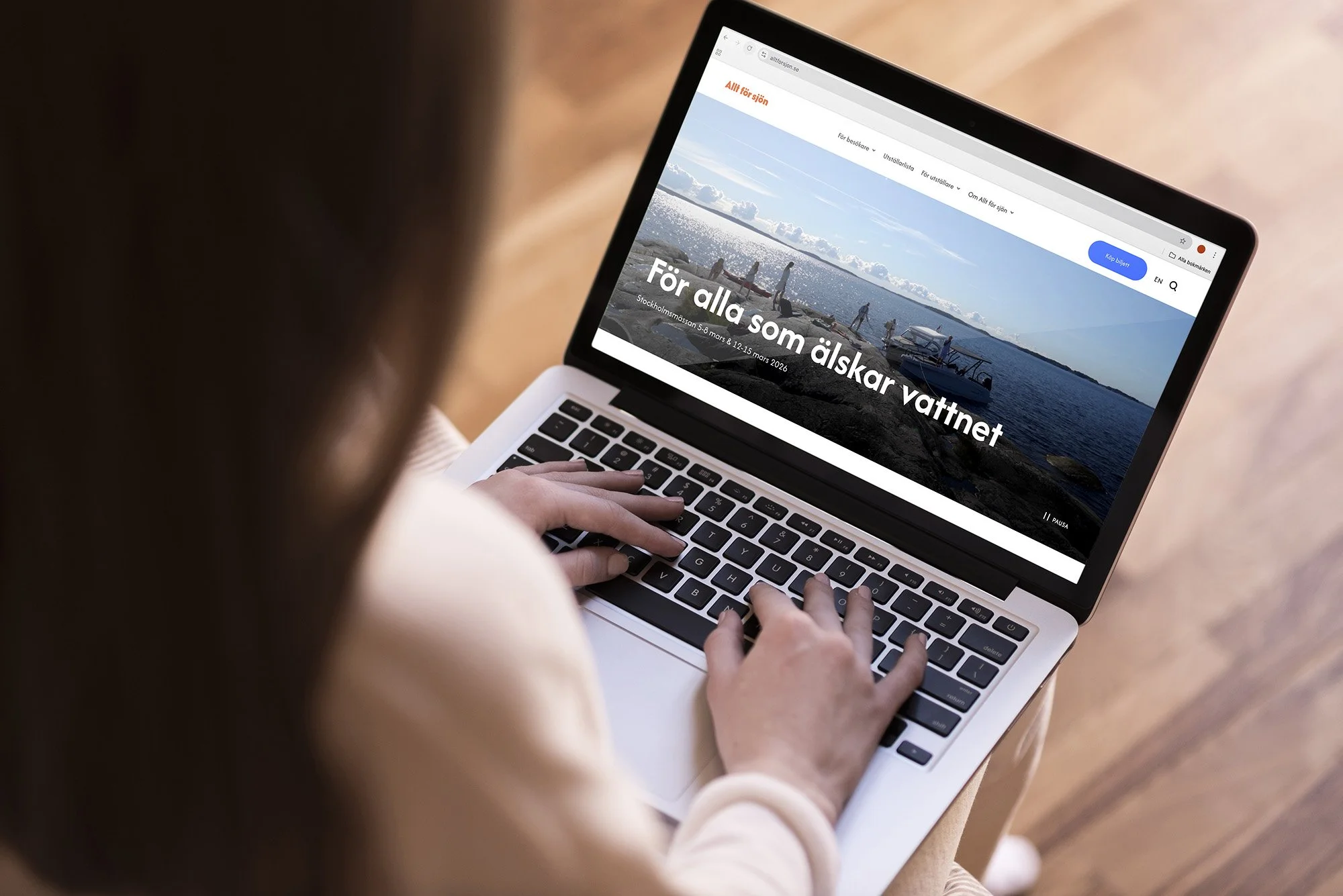 Kvinna vid en dator där en toppfilm för Allt för Sjön visas