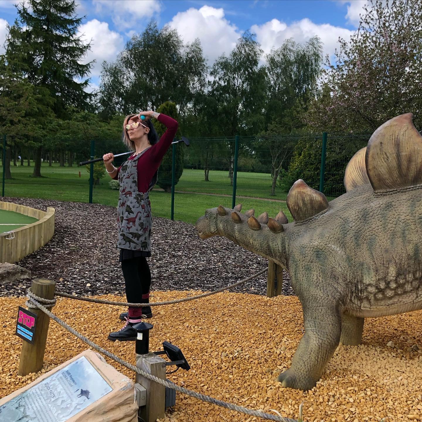 Golf pose with stegosaurus 😁❤️ Did you know in Wolvo there is not one but TWO dinosaur mini golfs?! I know!!! We had oodles of dino fun 🦖 x
