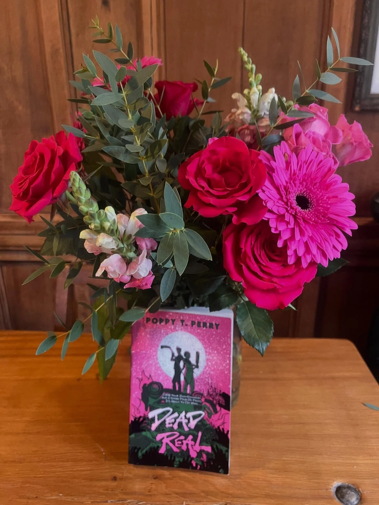 Dead Real having her Frida moment thanks to the gorgeous flowers from @cornishcurrynights and all the lovely booksellers at @wstones_dudley 🩷

#fridakhalo