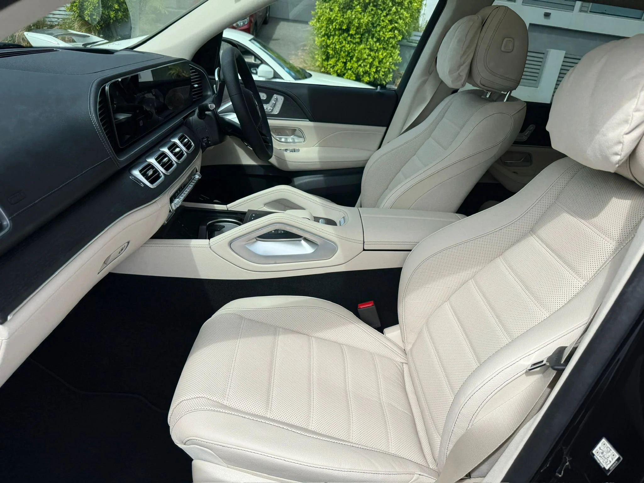QZP218 Black Mercedes GLS inside front.jpeg