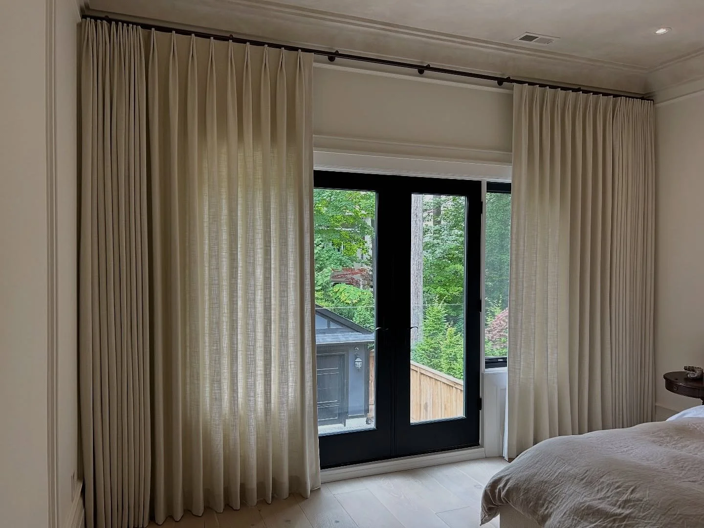 It’s all in the details… This absolutely stunning Pinch Pleat Drapery was created with EXTRA fullness for that luxurious, elevated feel.
Our client loves the natural glow of light, so she requested a light-filtering lining—and of