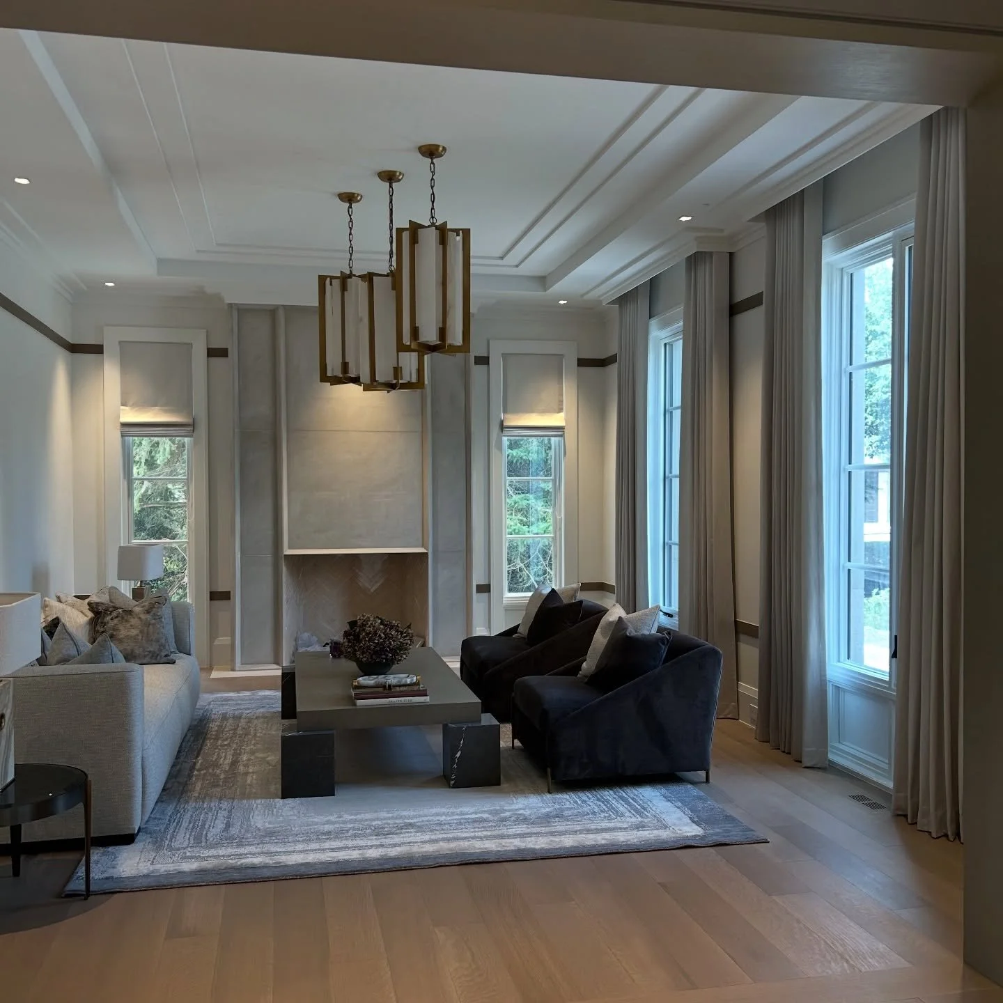 Exquisite Drapery + Terrific Fabric = A Bold Statement

Wouldn&rsquo;t you agree? 

#explore #drapery #romanblinds #windowtreatments #interiordesign #d&eacute;cor #quality