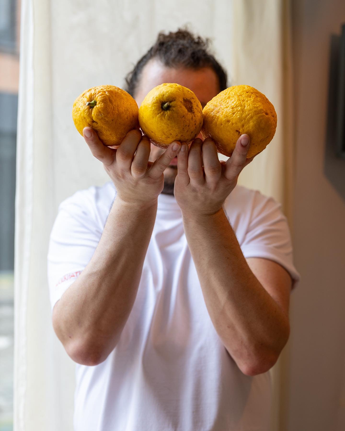 L&rsquo;oro nelle mani &hellip;
🍋🌋
A new menu, inspired by Sicily,
By @arrikiiati
Back on 18th April &hellip;

#love #product #season #chefslife #antwerpen  #antwerprestaurant #schipperskwartier #arrikiiati #neobistro #neobistrot #bistronomie #food