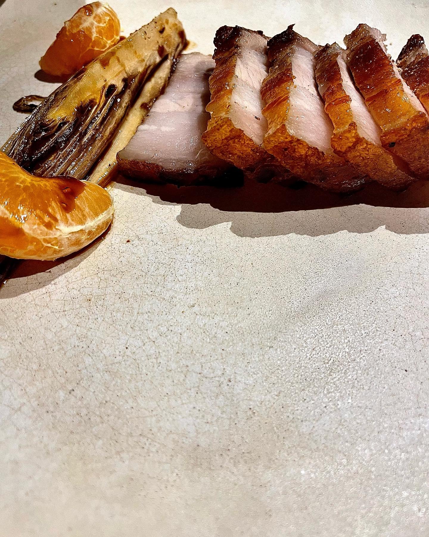 Organic local crispy grilled Pork Belly @de.forestree 
&laquo;&nbsp;Chicons&nbsp;&raquo;
Caruba
Clementine
.
.
.
.
#Sicily #locality #locavore #antwerpen #neobistro #bistronomie #bnomie