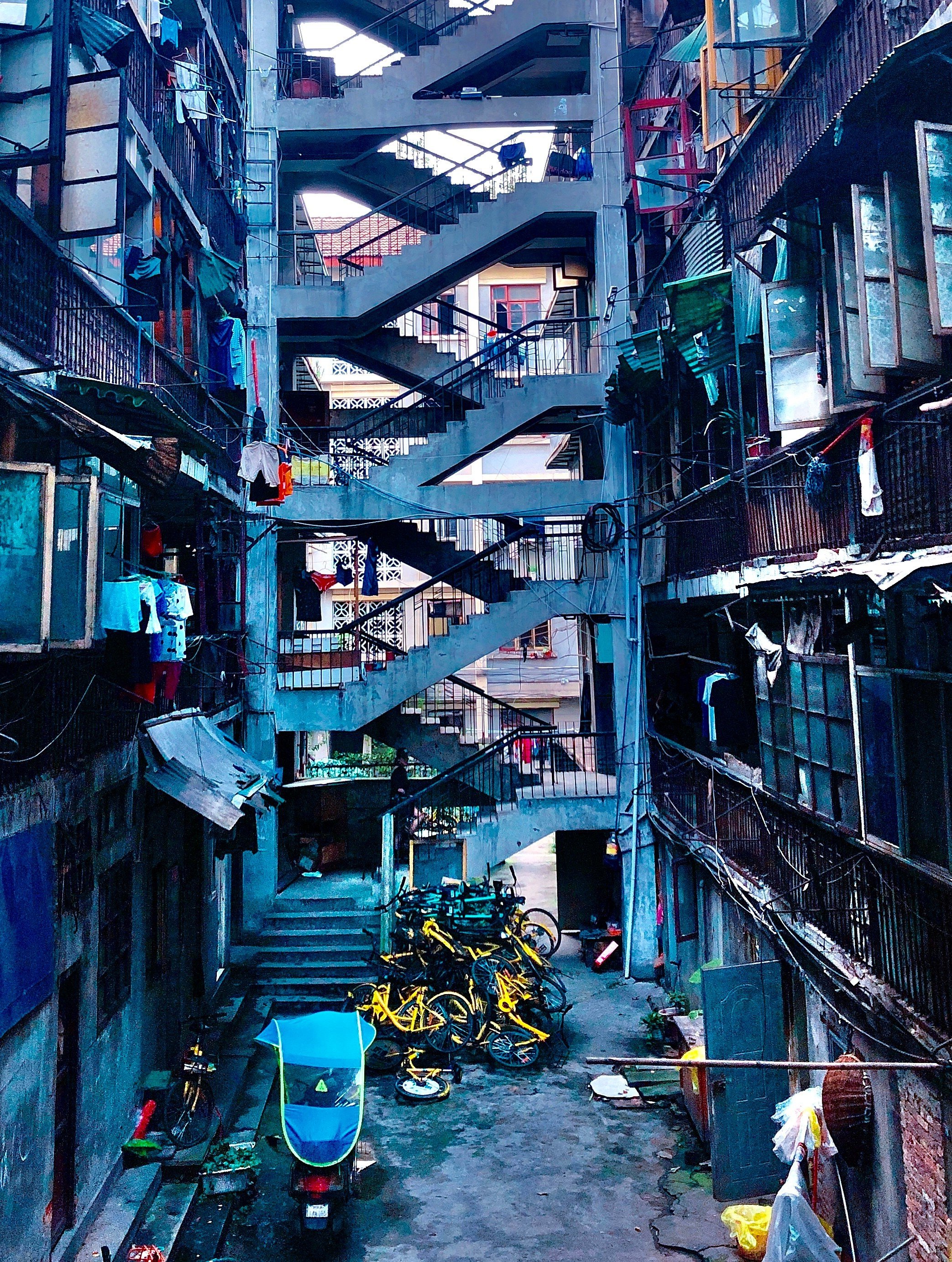 A different perspective of the world (Photography - 29.7" x 21" x 1" - $100 - Taiwan) - Li-fei Liao