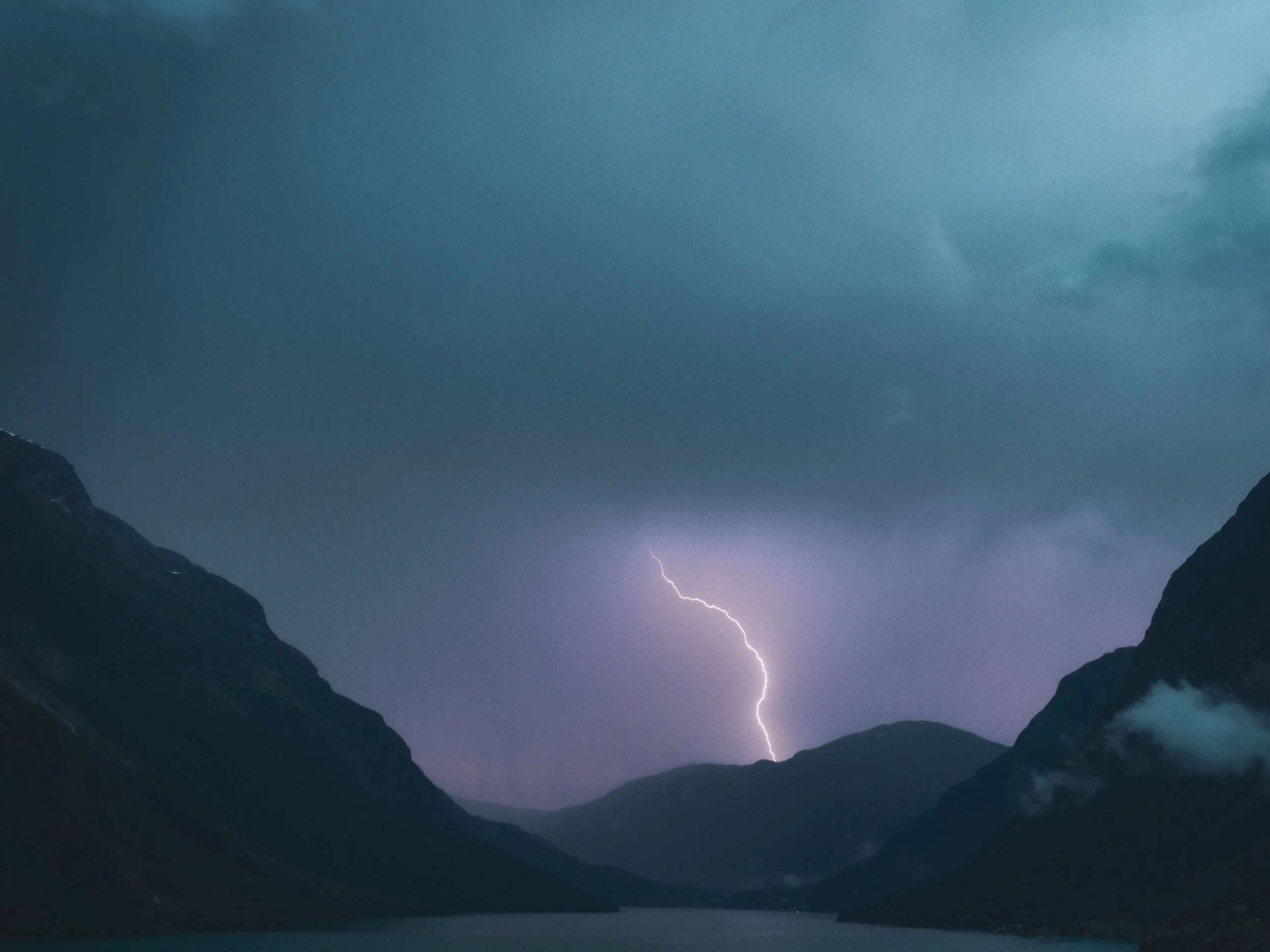 A "Greeting" by the God of Thunder (Photography - 7,87 * 11,81 * 1,18 Inches  - 150 Euro - Germany) Andreas Starke