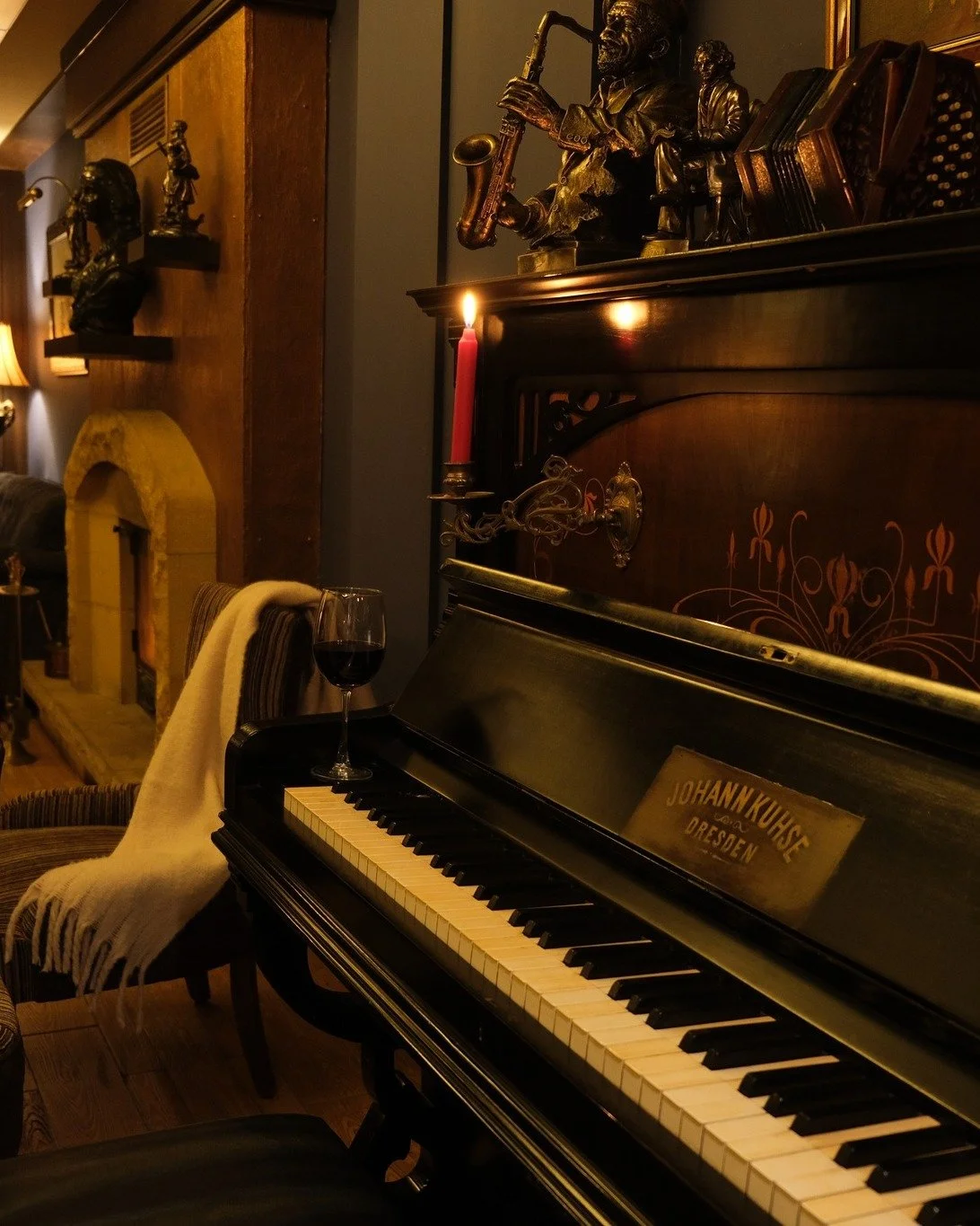 Let&rsquo;s meet at the lounge after dinner?

For info about our hotel, contact us on 00961 70 413 777
.
.
#lecedrushotel #hotelsinlebanon #getaway #weekendgetaway