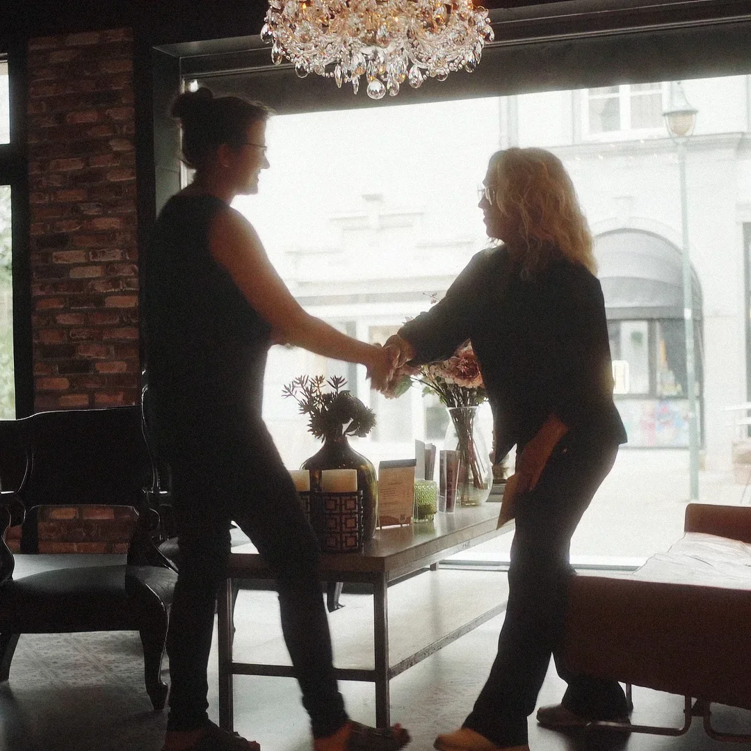 Massør Hege Rokseth ønsker kunde velkommen i Lokalene hos Den Lille Oasen