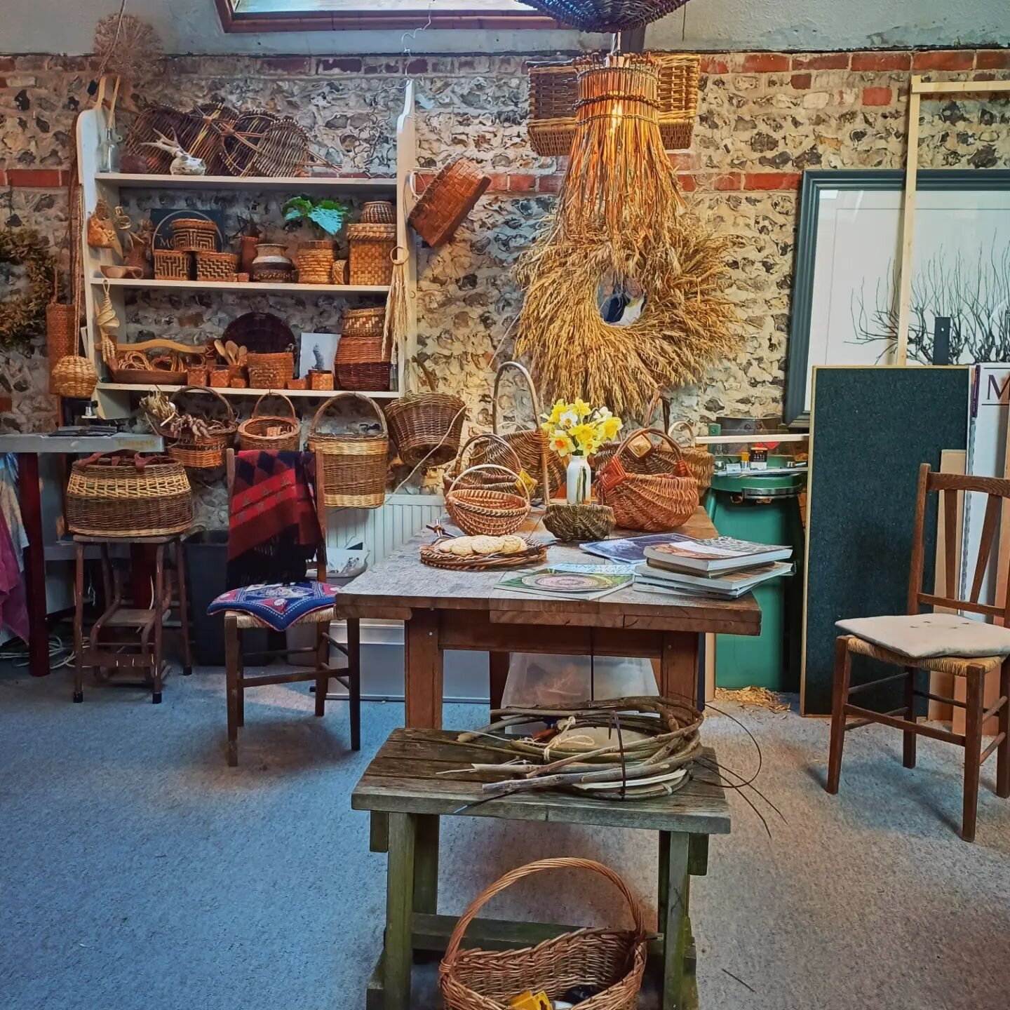 First of the Hedgerow Basket courses this season. 
Such laughter and companionship, curiosity, and creativity, all in one day. 

It's always interesting to see what materials people find a connection with. Sometimes, the hedgerow materials are tried 