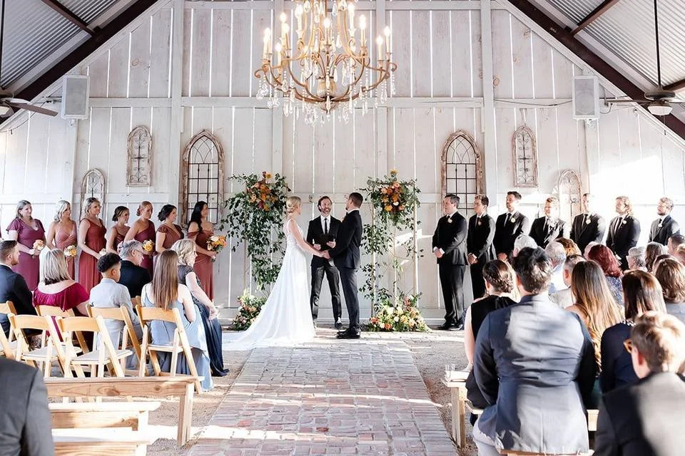 Indoor vs Outdoor Weddings in Texas: How to Choose the Best Option