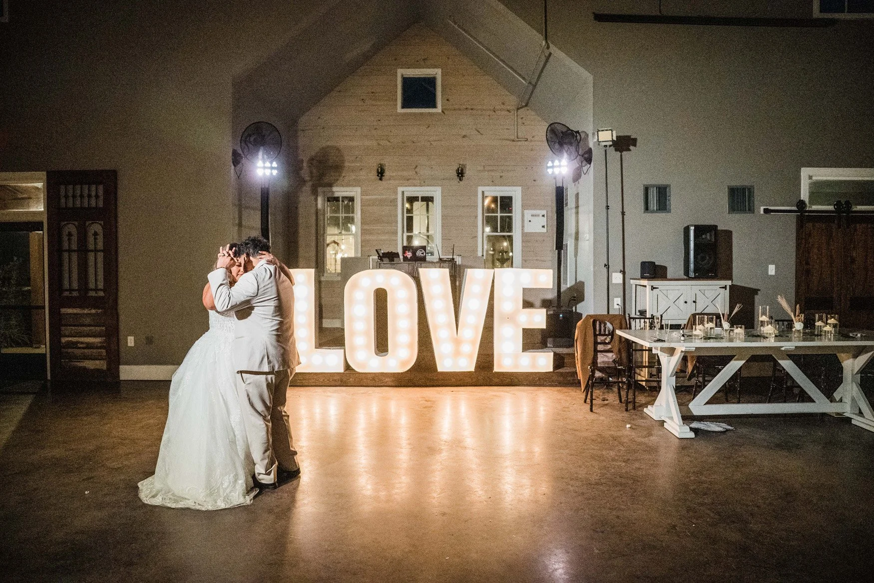 There&rsquo;s something really special about having everything in one place 🤍

At Hochzeit Hall, your ceremony and reception flow seamlessly&mdash;no rushing between locations, no flipping rooms, just a smooth, relaxed experience from start to finis