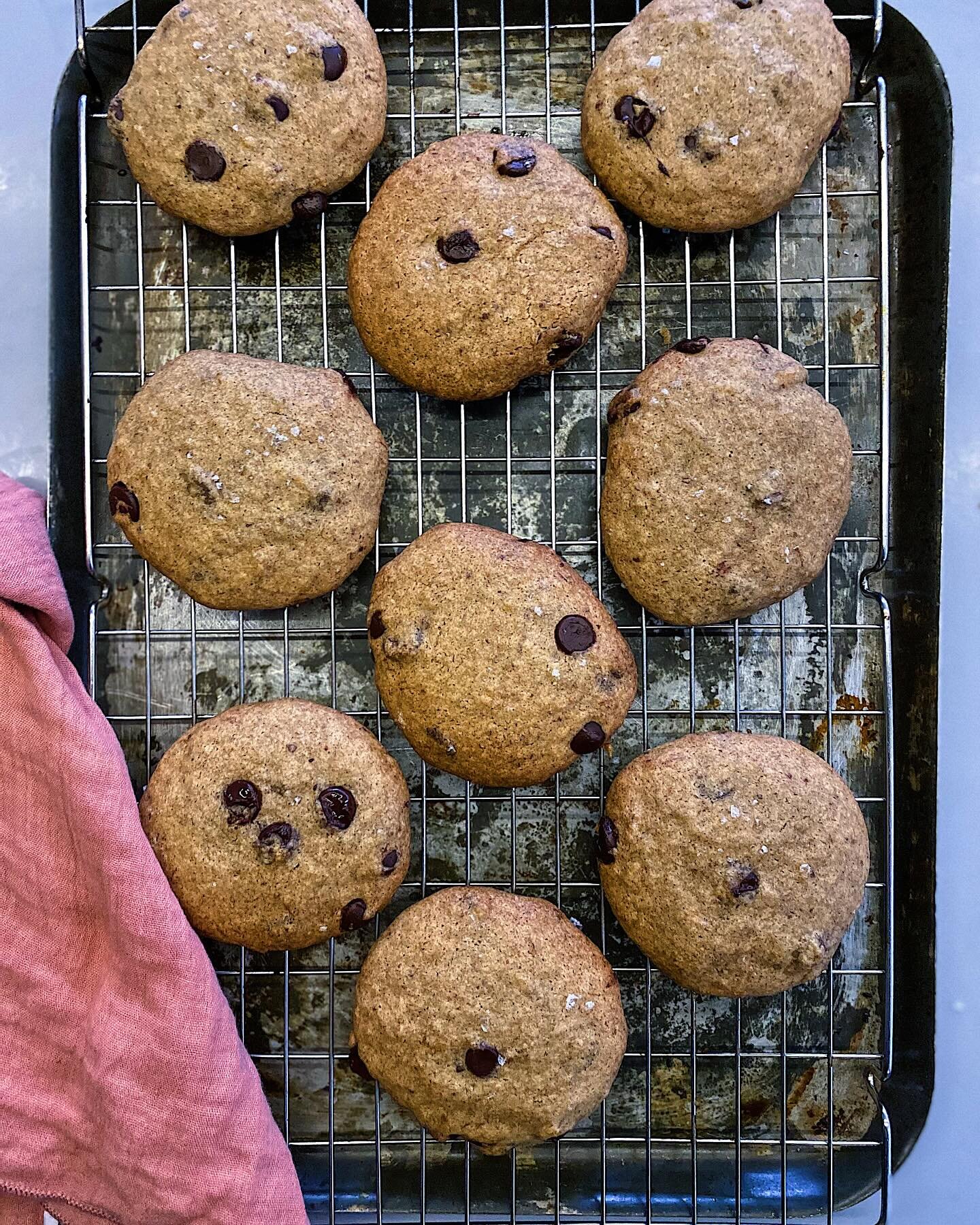 🍌🍫🍪Got some brown bananas lying around? 

Don&rsquo;t throw them out just yet! Try this mouthwatering Banana, olive oil, and chocolate chip cookie recipe that&rsquo;s vegan, gluten-free, and oh-so-chewy! 

Perfect for satisfying your sweet craving