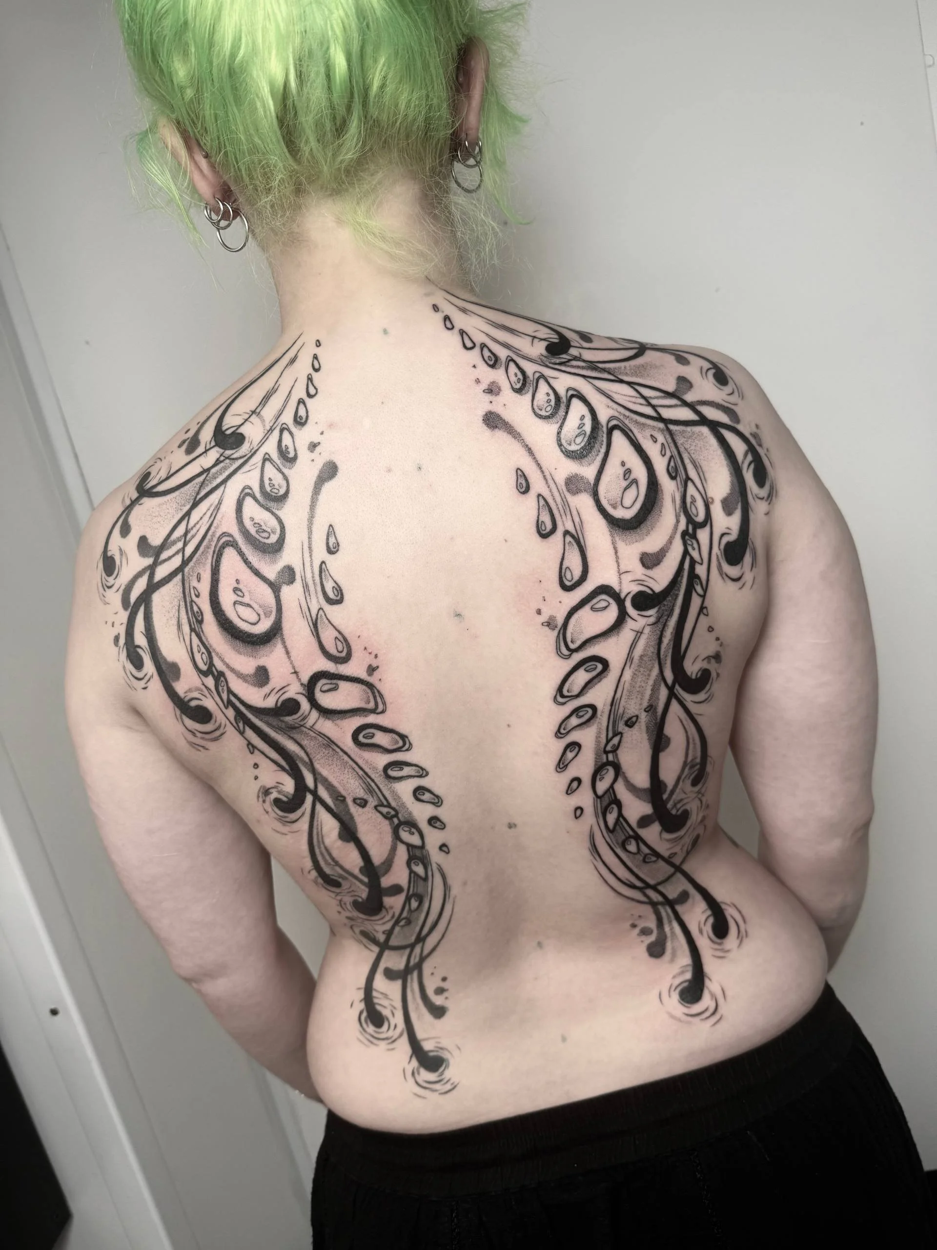 Symmetrical polymorph back piece either side of the spine