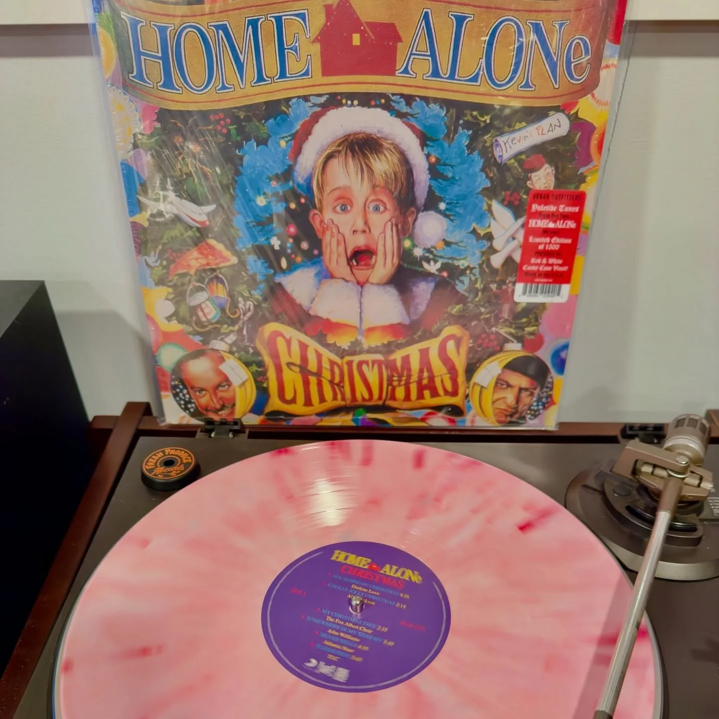 Always a great way to start the season.
.
.
#homealone #homealonemovie #homealonemusic #talkboy #homealonemovieposter #homealonecards #homealonevhs #christmasvinyl #christmasrecords #christmasdecor #christmasornament #vinylrecordornament #vintagechri