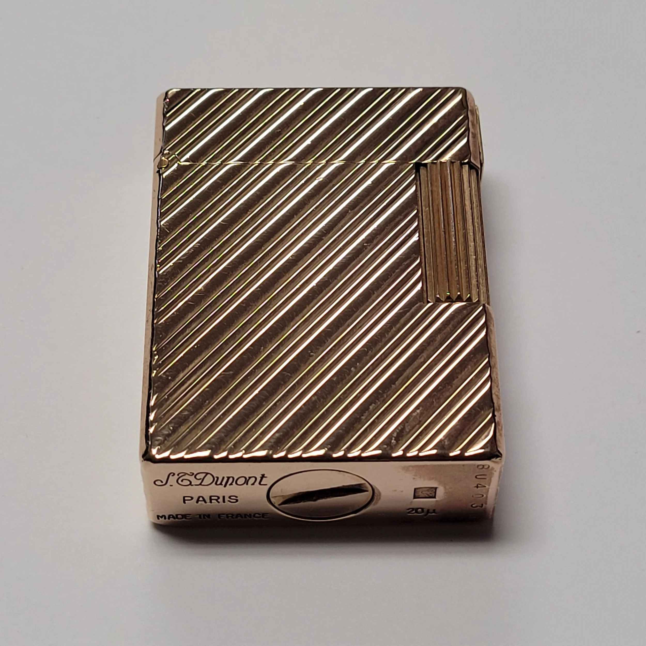 S.T. Dupont Standard Gold Plated Diagonal Lines Lighter