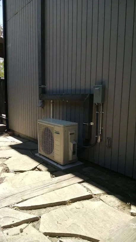 A professional Daikin side-discharge heat pump installation by Bodnar HVAC in Redwood City, featuring custom-fitted line set covers for a clean, weather-protected finish.