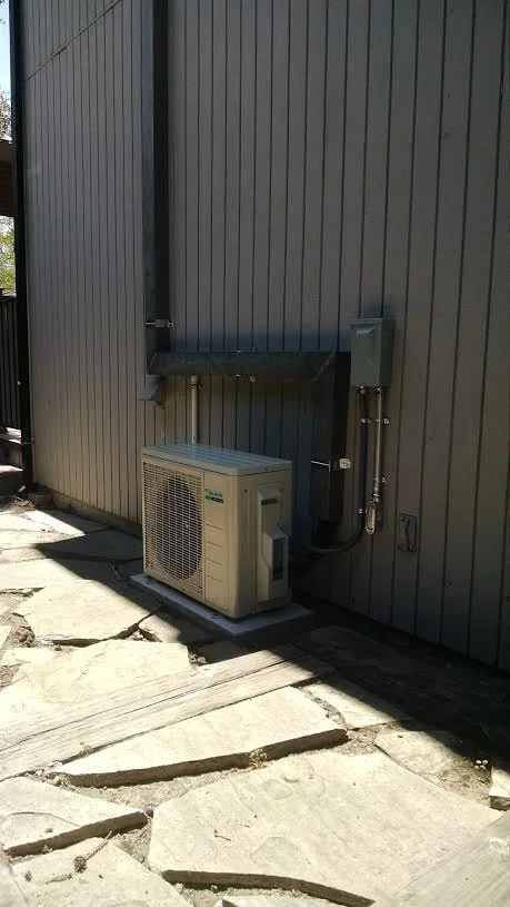 A professional Daikin side-discharge heat pump installation by Bodnar HVAC in Redwood City, featuring custom-fitted line set covers for a clean, weather-protected finish.