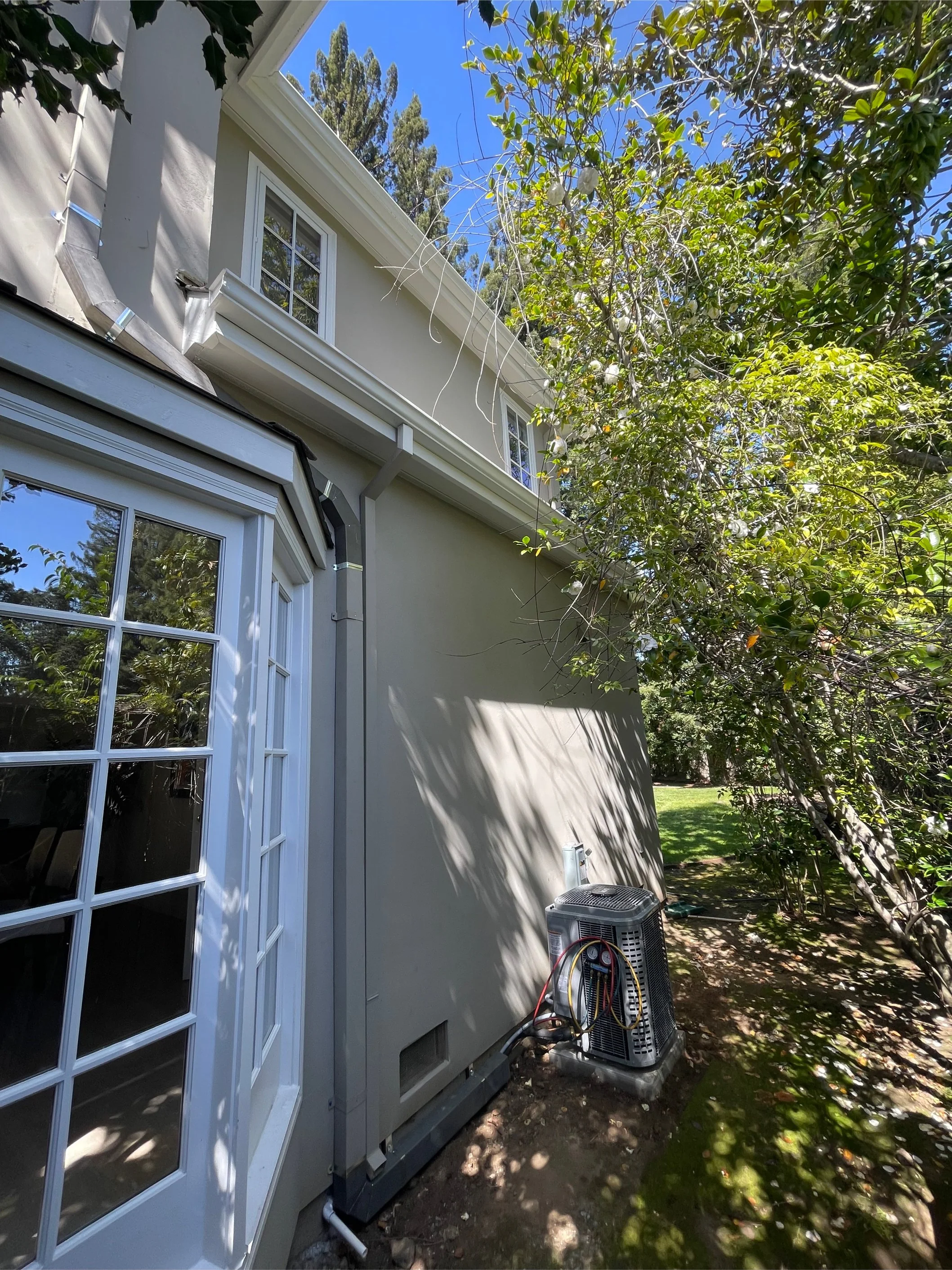 High-efficiency air conditioner installation in Menlo Park featuring professional-grade lineset protection to shield refrigerant, power, and communication lines from UV damage and pests.