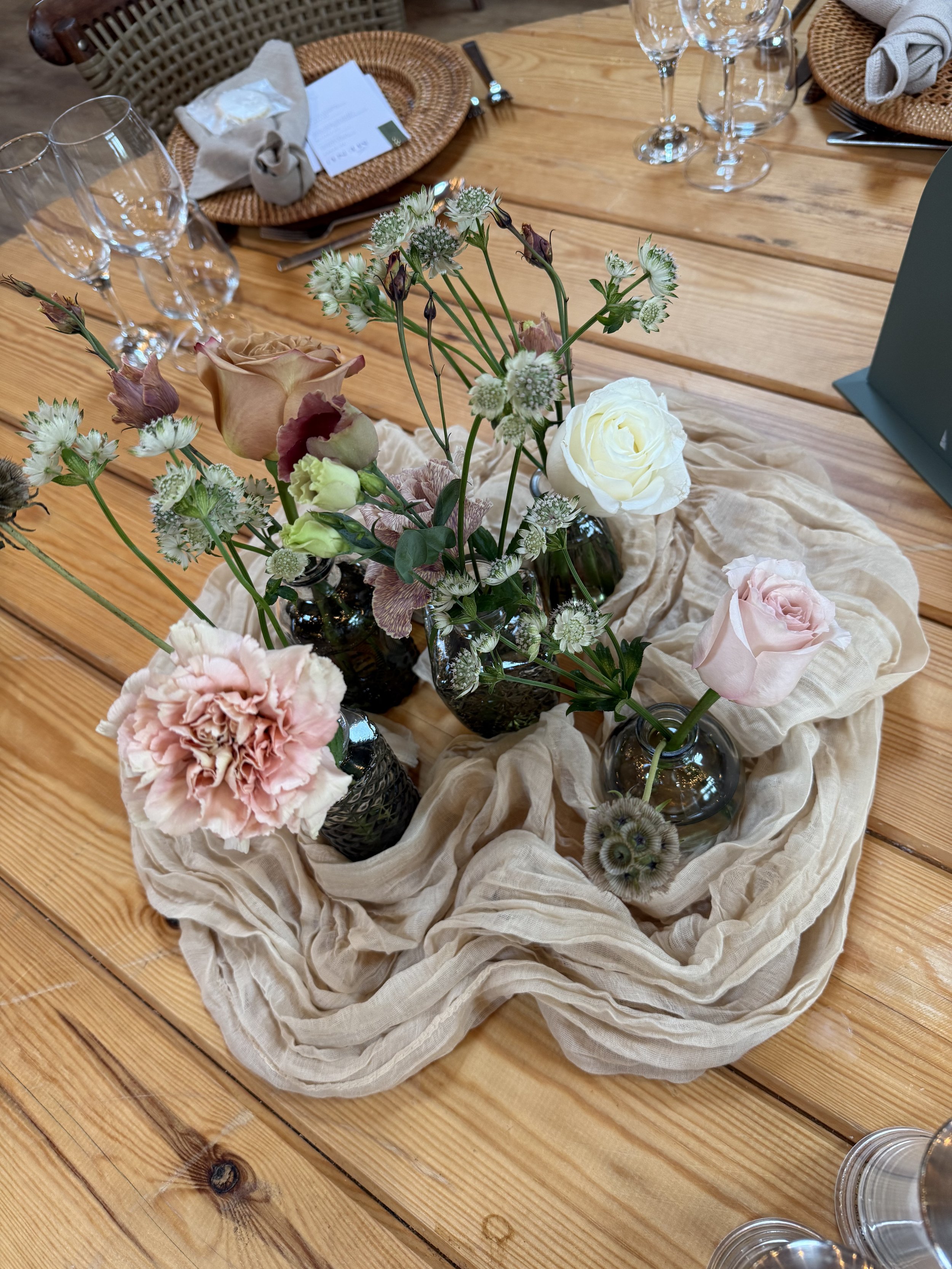 Bud vases and floral bowls were used as centrepieces interchangably