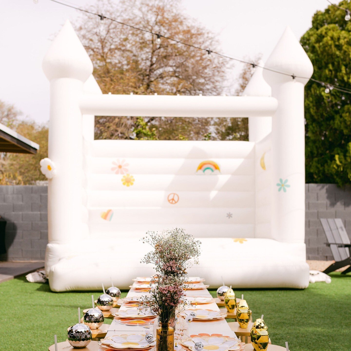 Bounce your way into a disco paradise with a beautiful bounce castle! 🕺💃 This theme from an event with our sister location @inflatefortyeight features the cutest retro details - I can't even with the disco balls! Keep following along for when our b