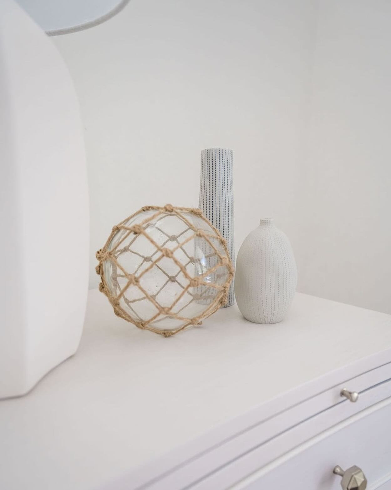 Coastal + Serene 🌾 

At @ellennicolehome one of our favorite + final steps of the design process is home styling 🌾

We can assist in sourcing decorative accessories, throw pillows, bedding, lighting, wall art, mirrors + accent furniture to for a la