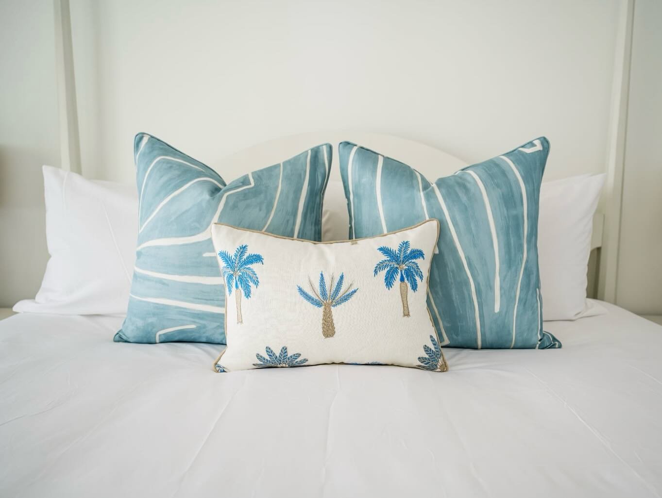 Refreshing your space with throw pillows is one of the simplest ways to breathe new life into your home 🌿

We love building colors stories with pillow vignettes, to create a cohesive look by focusing on a palette that feels both expressive + timeles