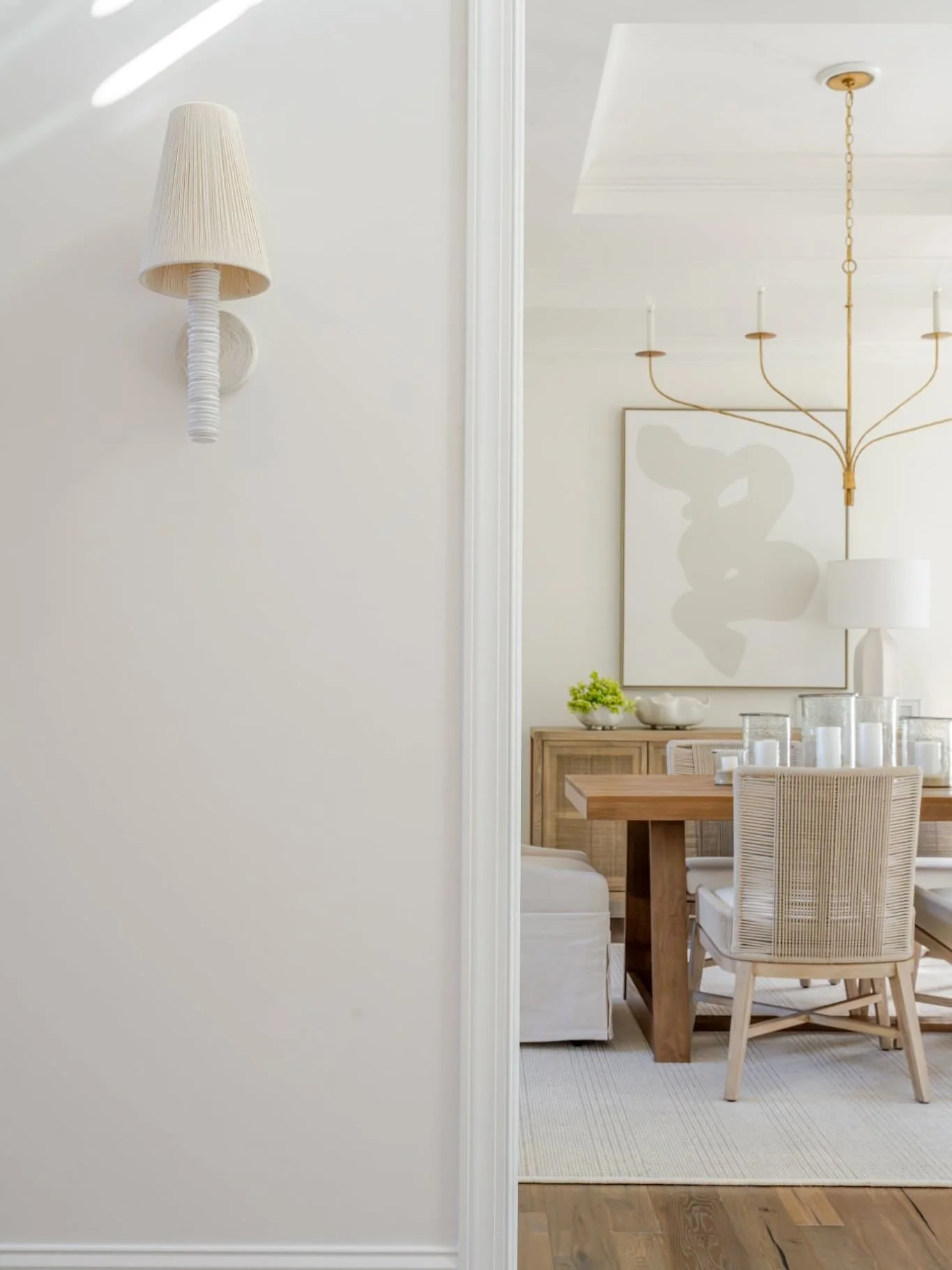 This Dining Room design balances classic Southern charm with clean-lined transitional elements ✨
The use of natural materials against a neutral palette, brings a refined, coastal sensibility to the space ✨

Designer: @ellennicolehome 
Photographer: @
