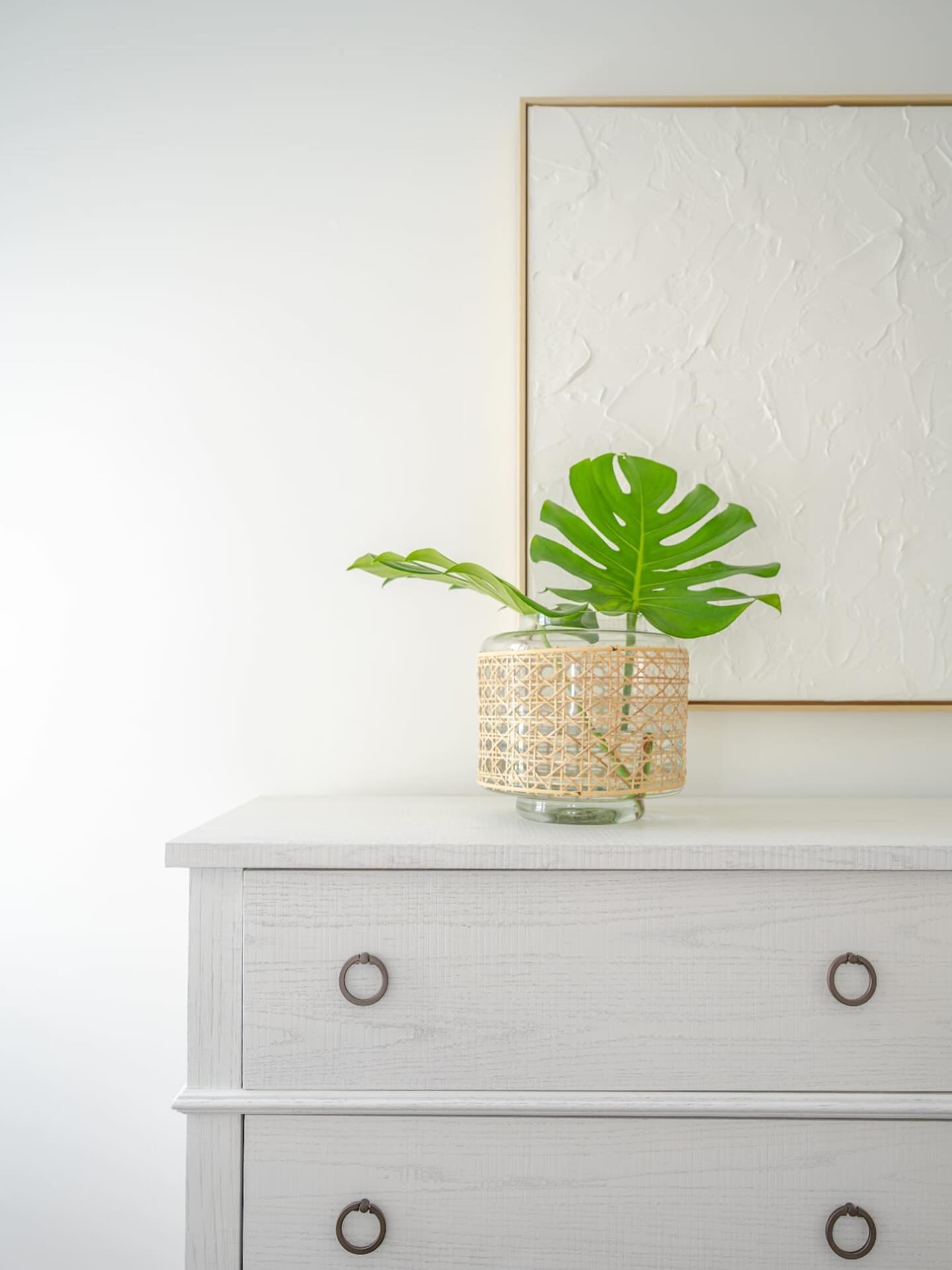 Simple 🌿 Coastal 🌿 Elegance 

Interior Designer: @ellennicolehome 
Photographer: @kypinteriorsphotography 

info@ellennicolehome.com | www.ellennicolehome.com

#interiordesign
#homedesign
#designinspo
#homedecor 
#furnishings
#homefurnishings 
#fur