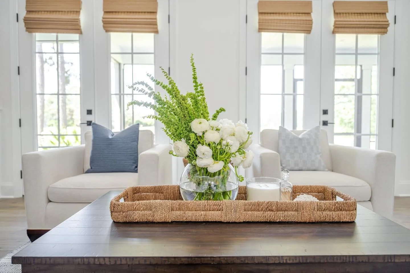 Hello August✨

Down to the last detail, at @ellennicolehome we offer full service design which means we take care of the little things that you don&rsquo;t have too!

Once your furniture has been installed, we can assist with styling the home to tie 