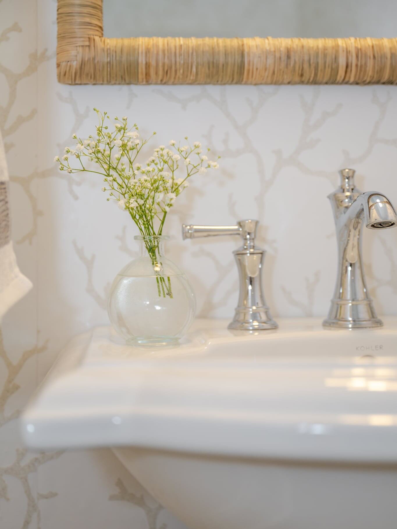 A Refined Powder Room Moment 🌿

Designer: @ellennicolehome 
Photographer: @kypinteriorsphotography 

info@ellennicolehome.com | www.ellennicolehome.com

#interiordesign
#homedesign
#designinspo
#homedecor 
#furnishings
#homefurnishings 
#furniture
#