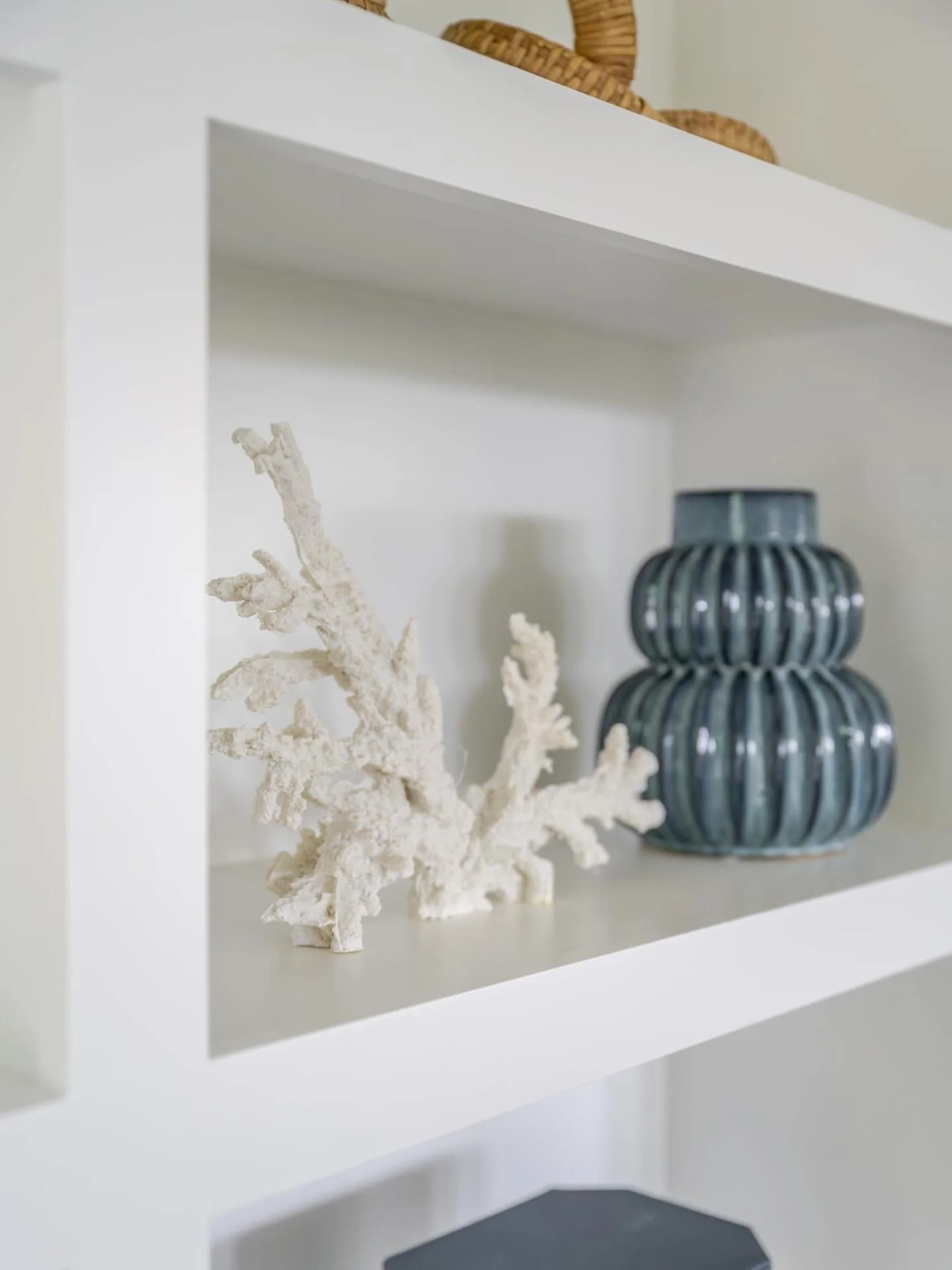 A Sunday, Coastal Shelfie ✨🌊

Interior Designer: @ellennicolehome 
Photographer: @kypinteriorsphotography 

www.ellennicolehome.com | info@ellennicolehome.com 

#interiordesign
#homedesign
#interiordesigner 
#designprocess
#homedecor 
#homestyling
#