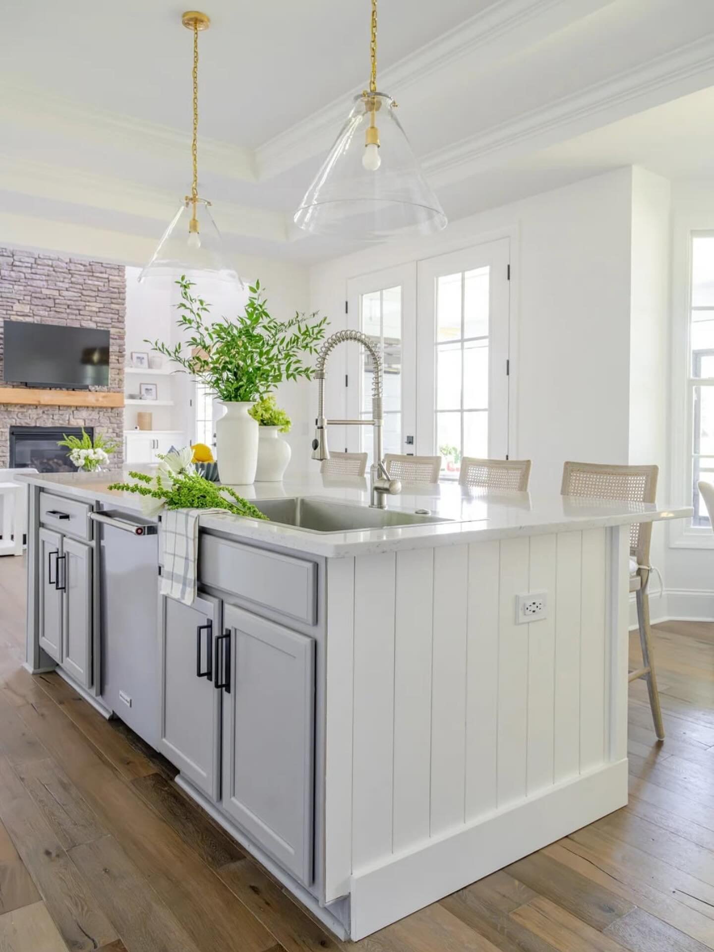 Kitchen Design: Timeless, Minimalist, Functional &bull;
A place where people gather + memories (and messes) are made!

Interior Designer: @ellennicolehome 
Photographer: @kypinteriorsphotography 

www.ellennicolehome.com | info@ellennicolehome.com 

