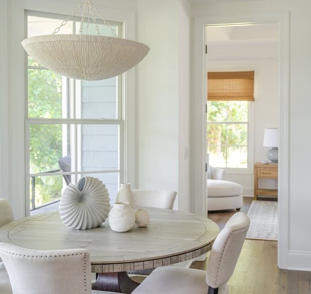 Start your day sunny side up with this cozy, charming breakfast nook ✨

Interior Designer: @ellennicolehome 
Photographer: @kypinteriorsphotography 

www.ellennicolehome.com | info@ellennicolehome.com 

#interiordesign
#homedesign
#interiordesigner 
