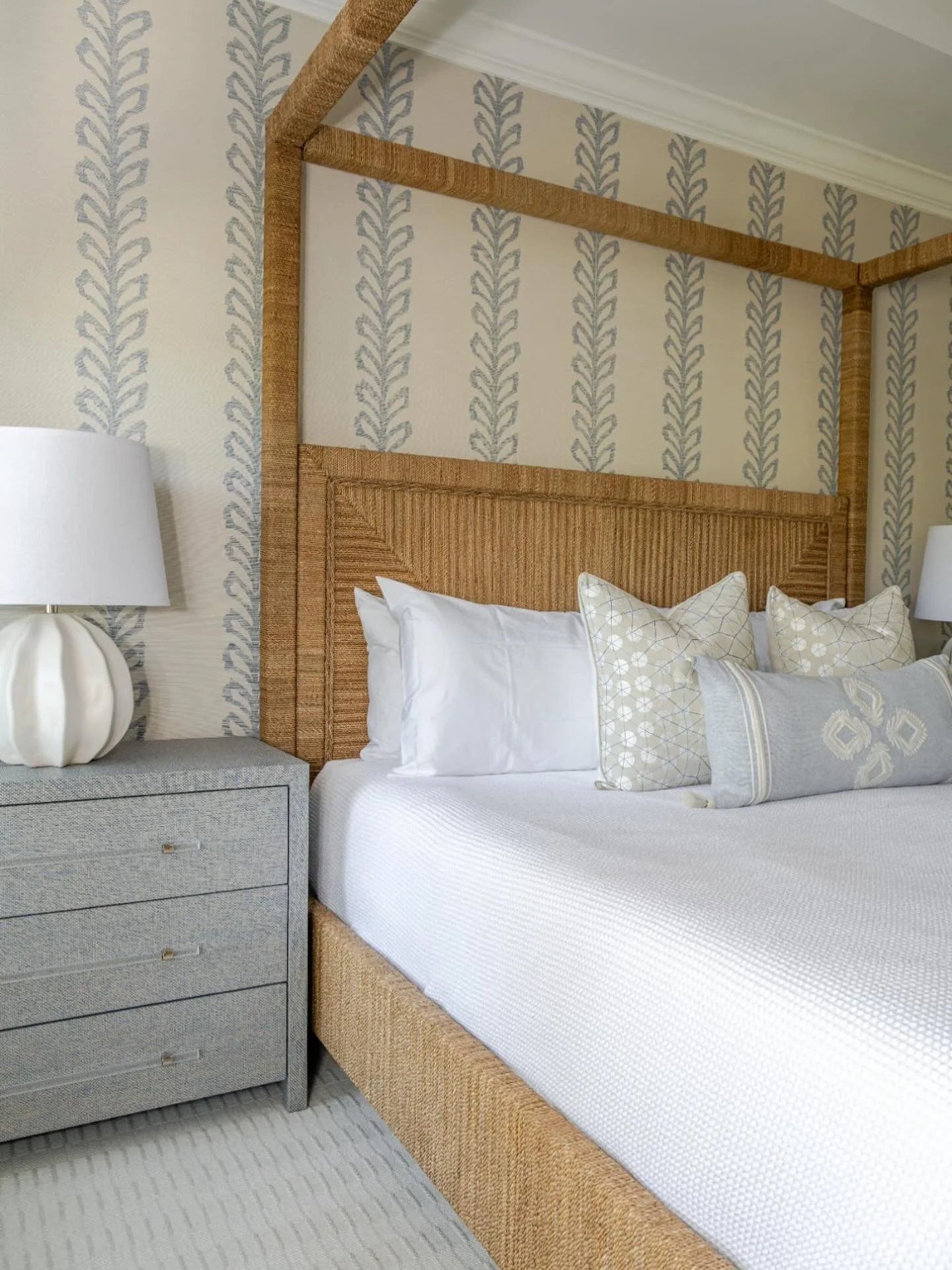 Primary Bedroom Design ~ A refined blend of organic textures, patterned wallcovering, clean silhouettes + resort inspired luxury 🌿

Interior Designer: @ellennicolehome 
Photographer: @kypinteriorsphotography 

www.ellennicolehome.com | info@ellennic