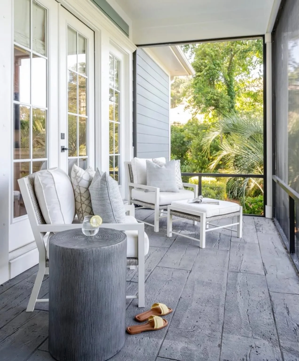 When designing outdoor spaces, we love to create a seamless connection between the homes interiors + nature 🌿

Interior Designer: @ellennicolehome 
Photographer: @kristinyoderphotography 

info@ellennicolehome.com | www.ellennicolehome.com

#interio