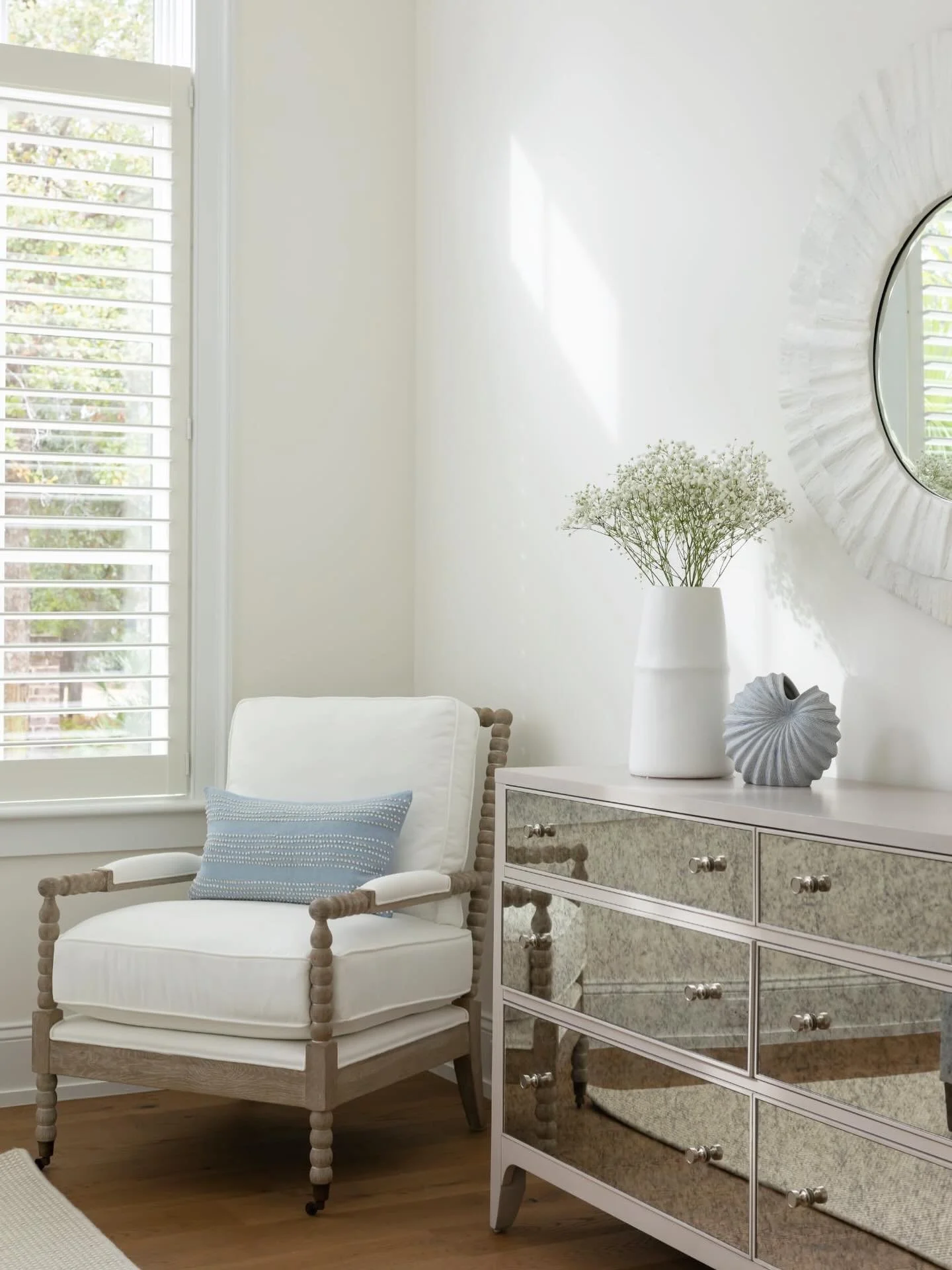 Primary Bedroom Bliss ✨

Layers of texture, a soothing color palette + a hint of a coastal flair ✨

Interior Designer: @ellennicolehome 
Photographer: @jaclynkingphoto 

info@ellennicolehome.com | www.ellennicolehome.com

#interiordesign
#homedesign
